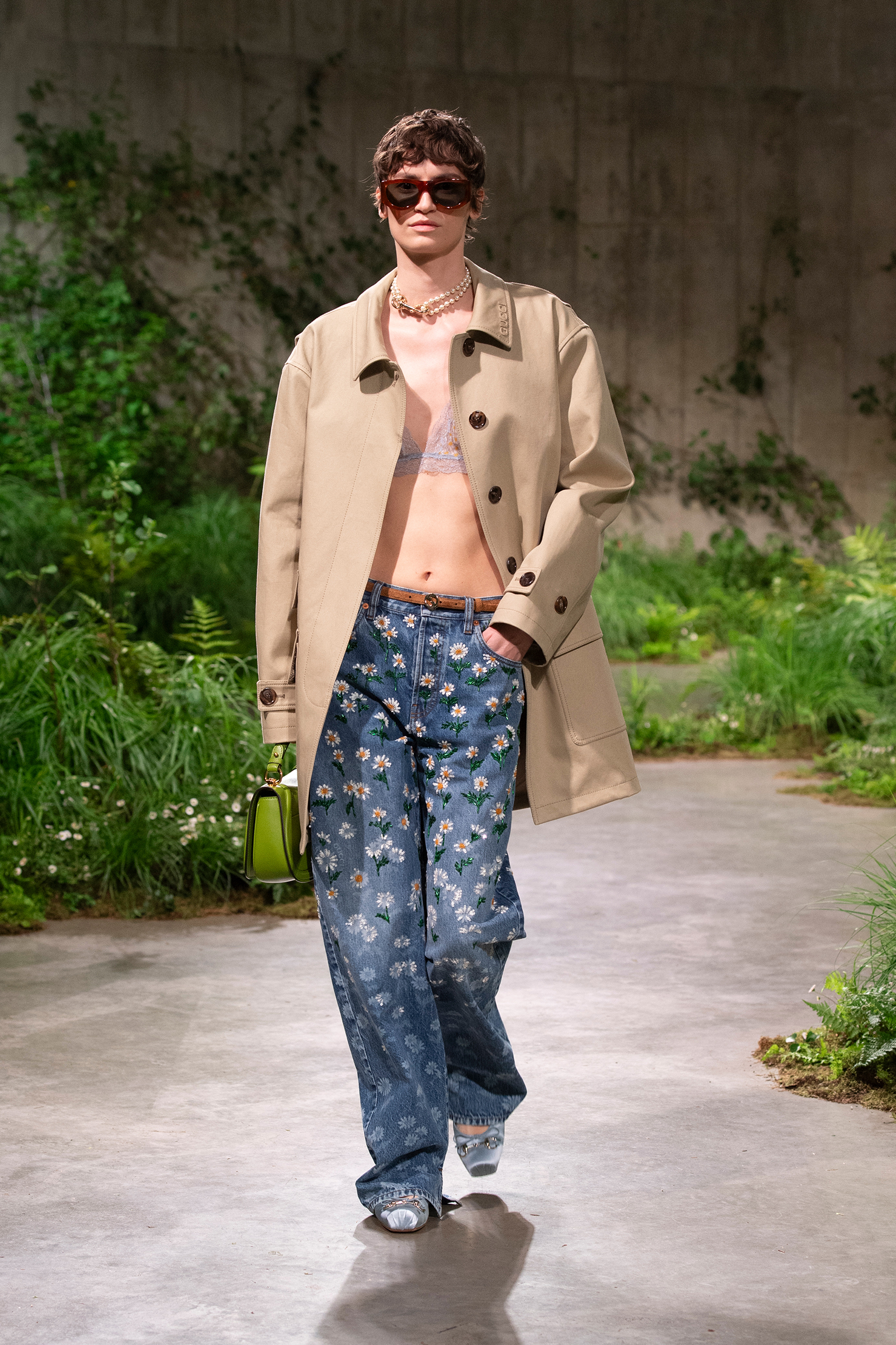 Κρόσσια, κεντήματα, λουλούδια: Τα νέα denim trends αναβαθμίζουν το κλασικό στυλ-1