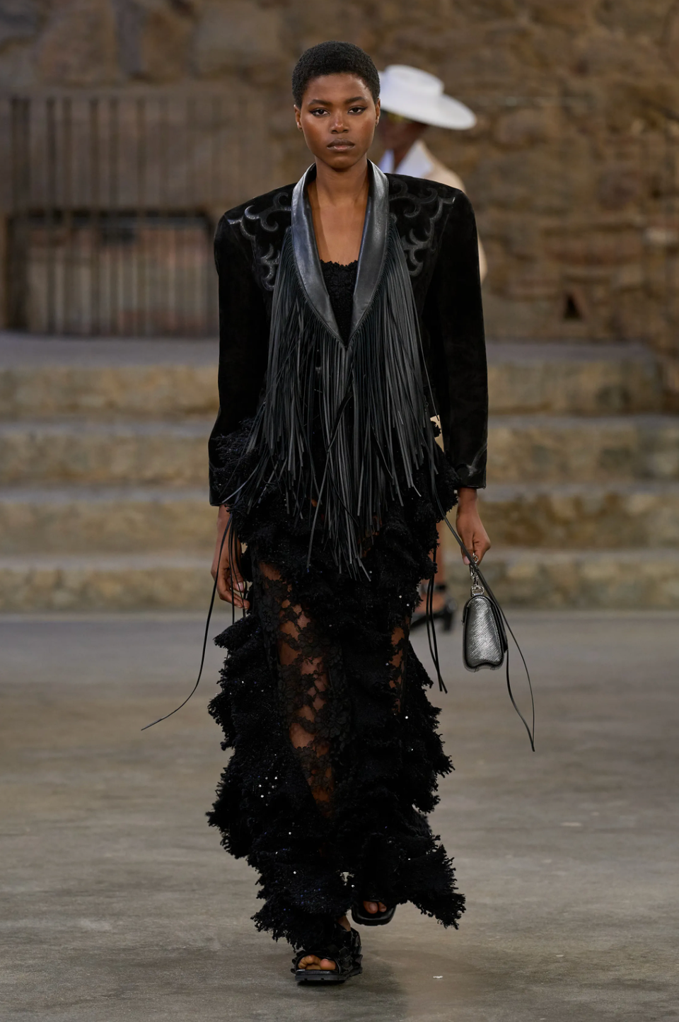 Louis Vuitton Cruise 2025: Ένα ταξίδι στην καταλανική κουλτούρα-9