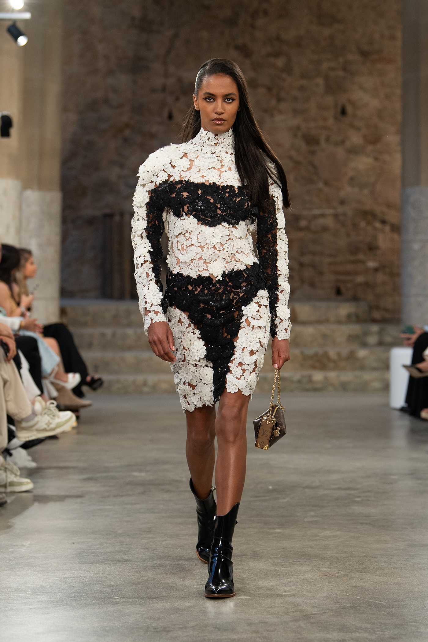 Louis Vuitton Cruise 2025: Ένα ταξίδι στην καταλανική κουλτούρα-10