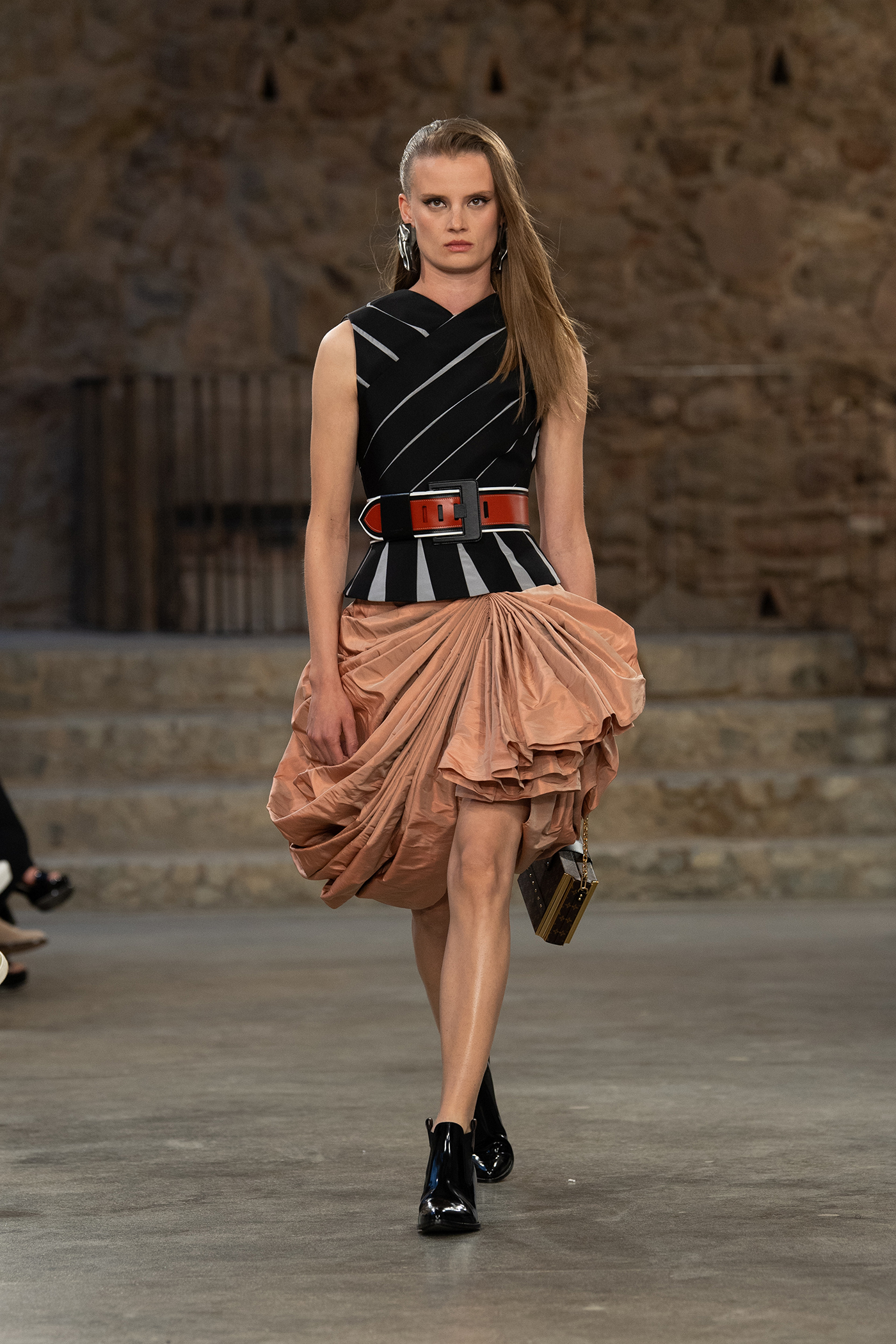 Louis Vuitton Cruise 2025: Ένα ταξίδι στην καταλανική κουλτούρα-6