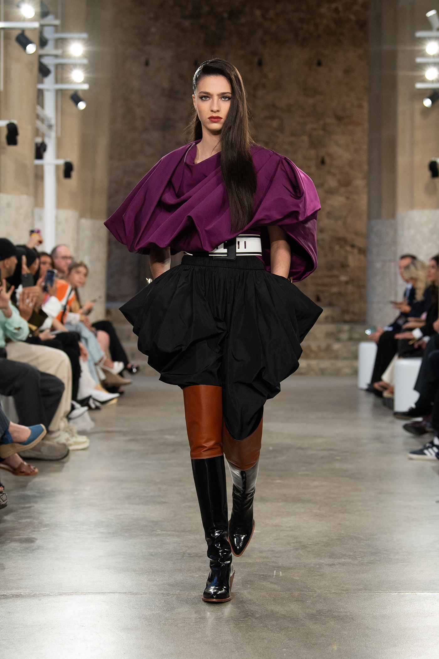 Louis Vuitton Cruise 2025: Ένα ταξίδι στην καταλανική κουλτούρα-8