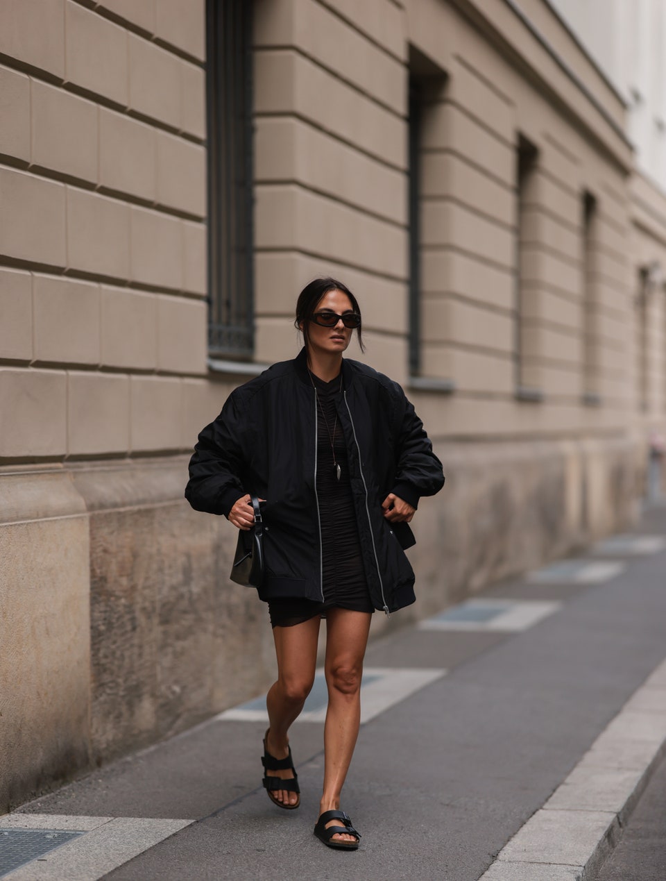 Birkenstock και φορέματα: Οι 4 must-try καλοκαιρινοί συνδυασμοί για comfy και stylish εμφανίσεις-9