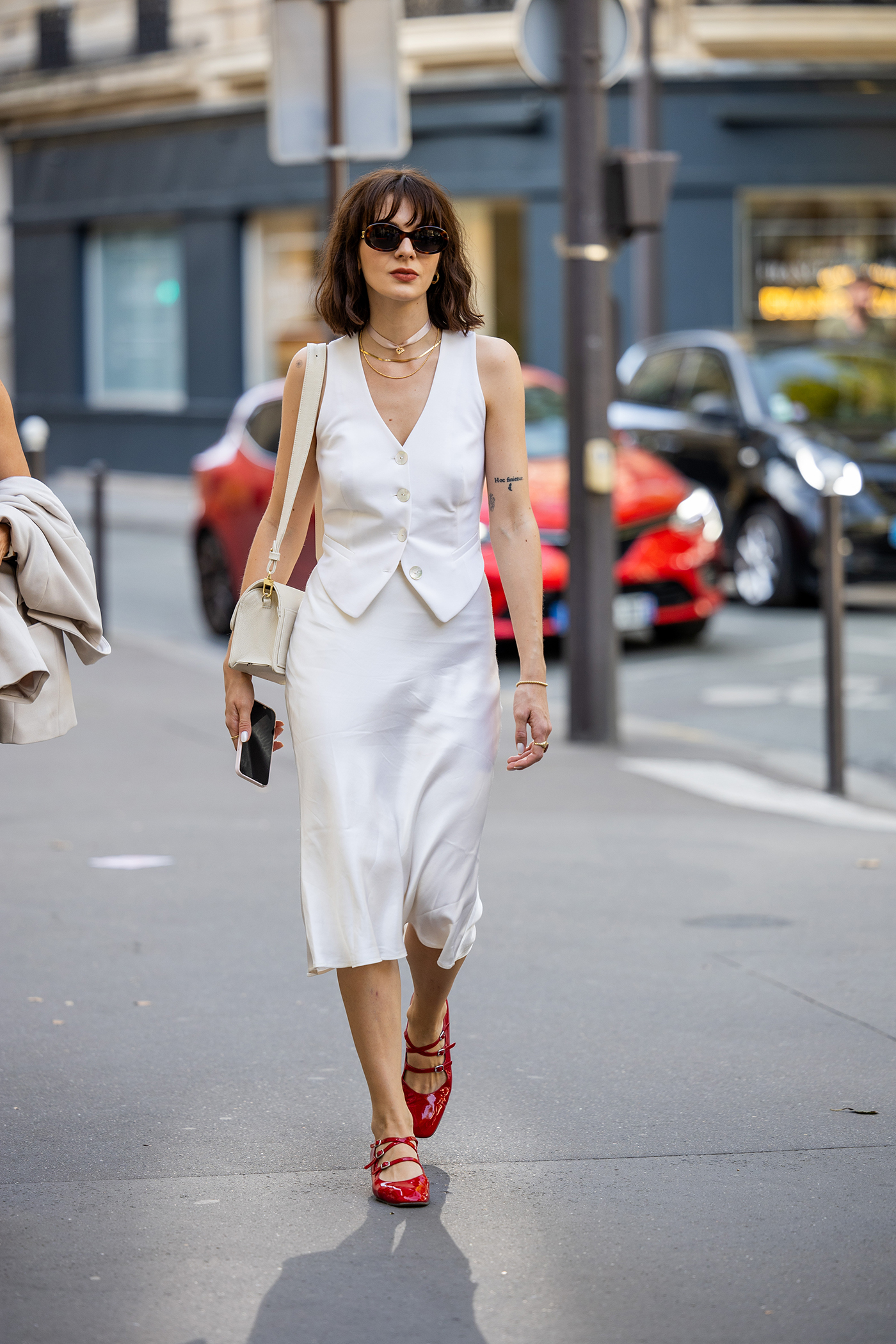 Slip φούστα: Θηλυκή και εύκολη στο styling, επιστρέφει δυναμικά για το καλοκαίρι-1