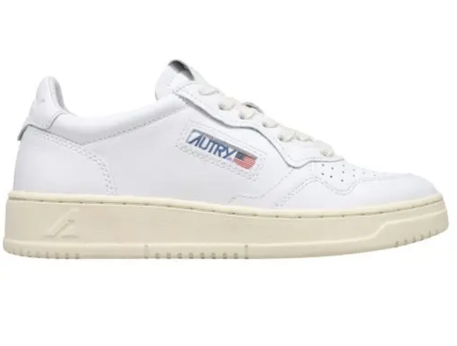 Λευκά sneakers και φορέματα: 5 easy chic συνδυασμοί-10