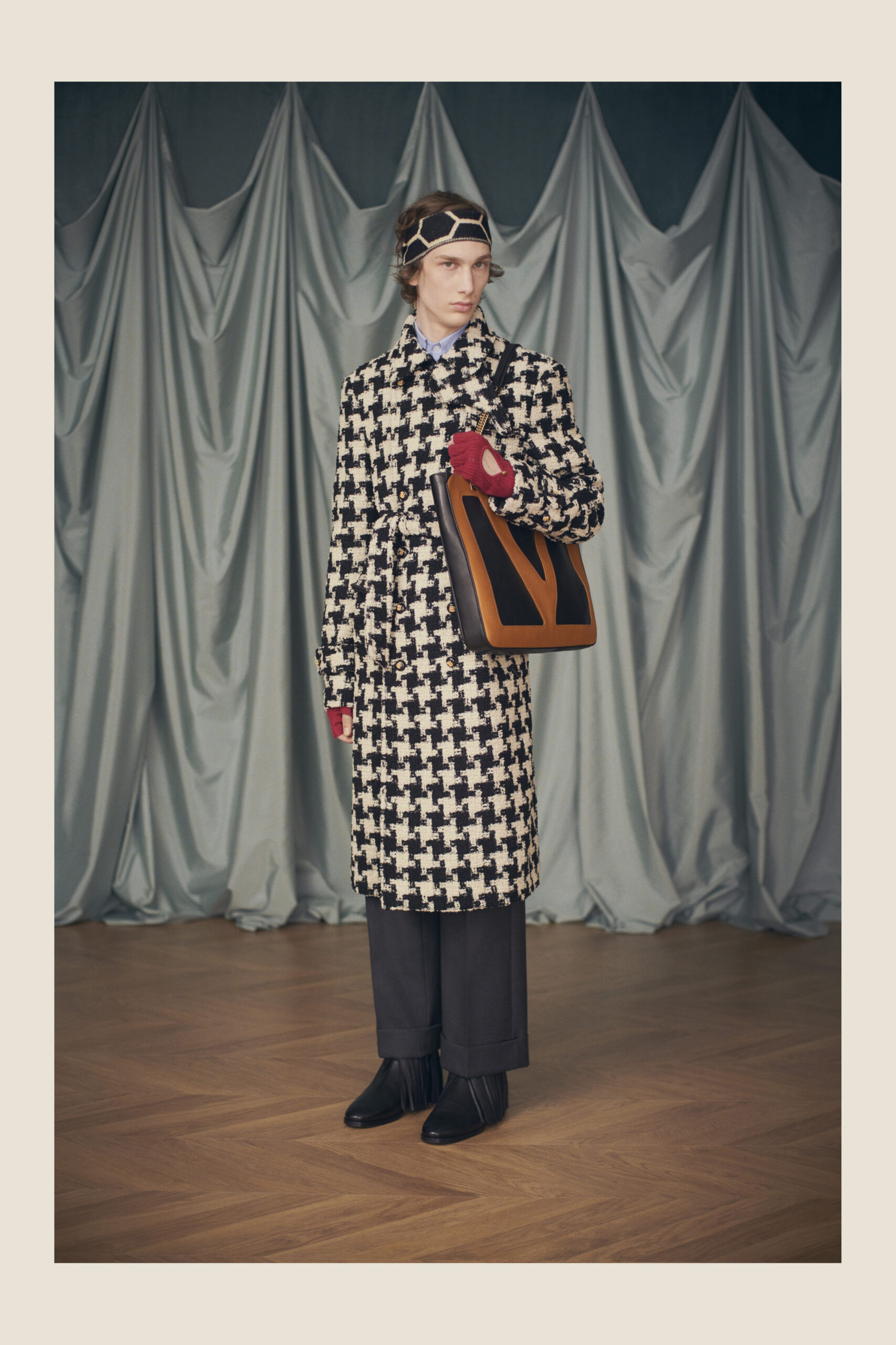 Ο Alessandro Michele εκπλήσσει το κοινό με την πρώτη του Resort 2025 collection για τον Valentino-4