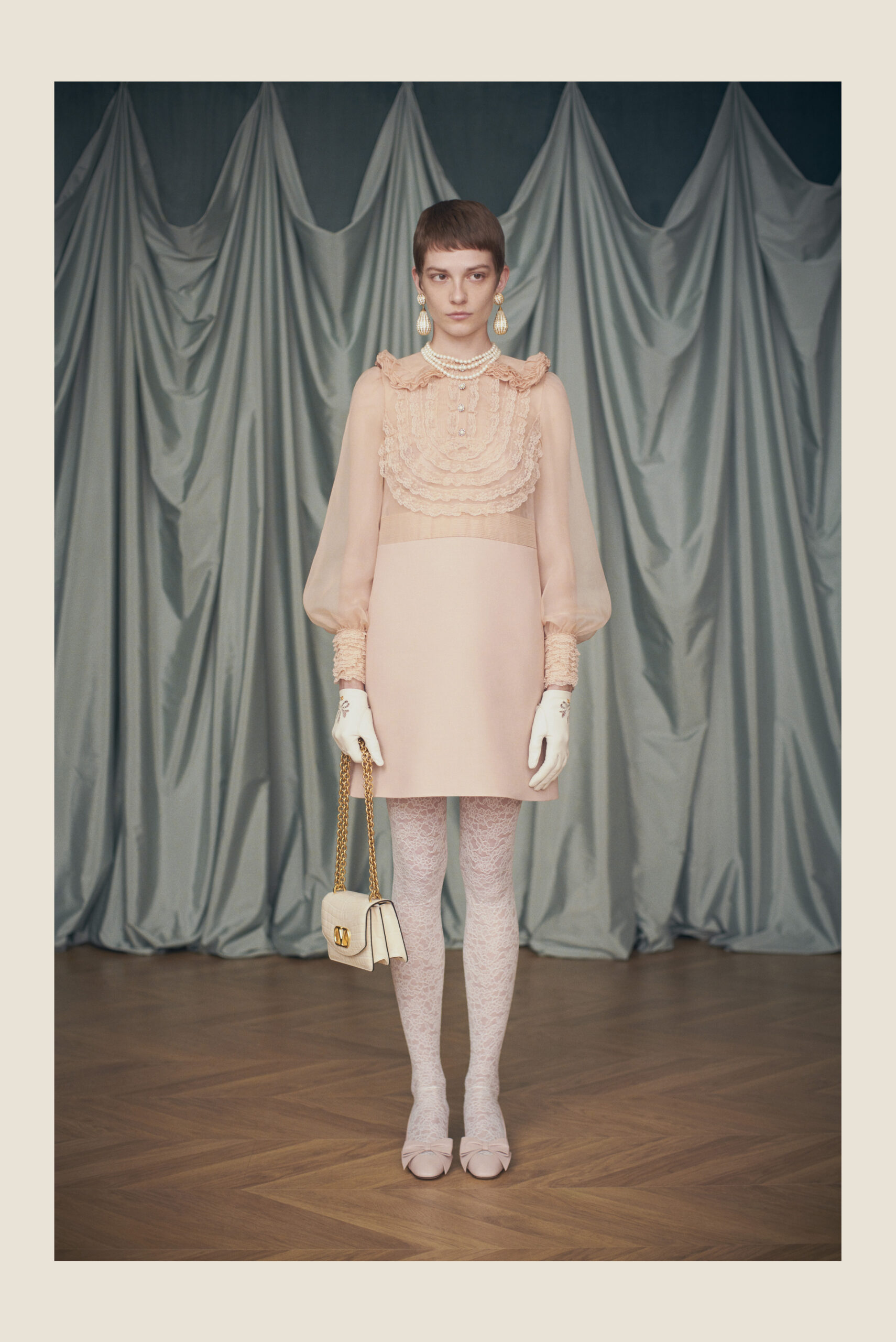 Ο Alessandro Michele εκπλήσσει το κοινό με την πρώτη του Resort 2025 collection για τον Valentino-1