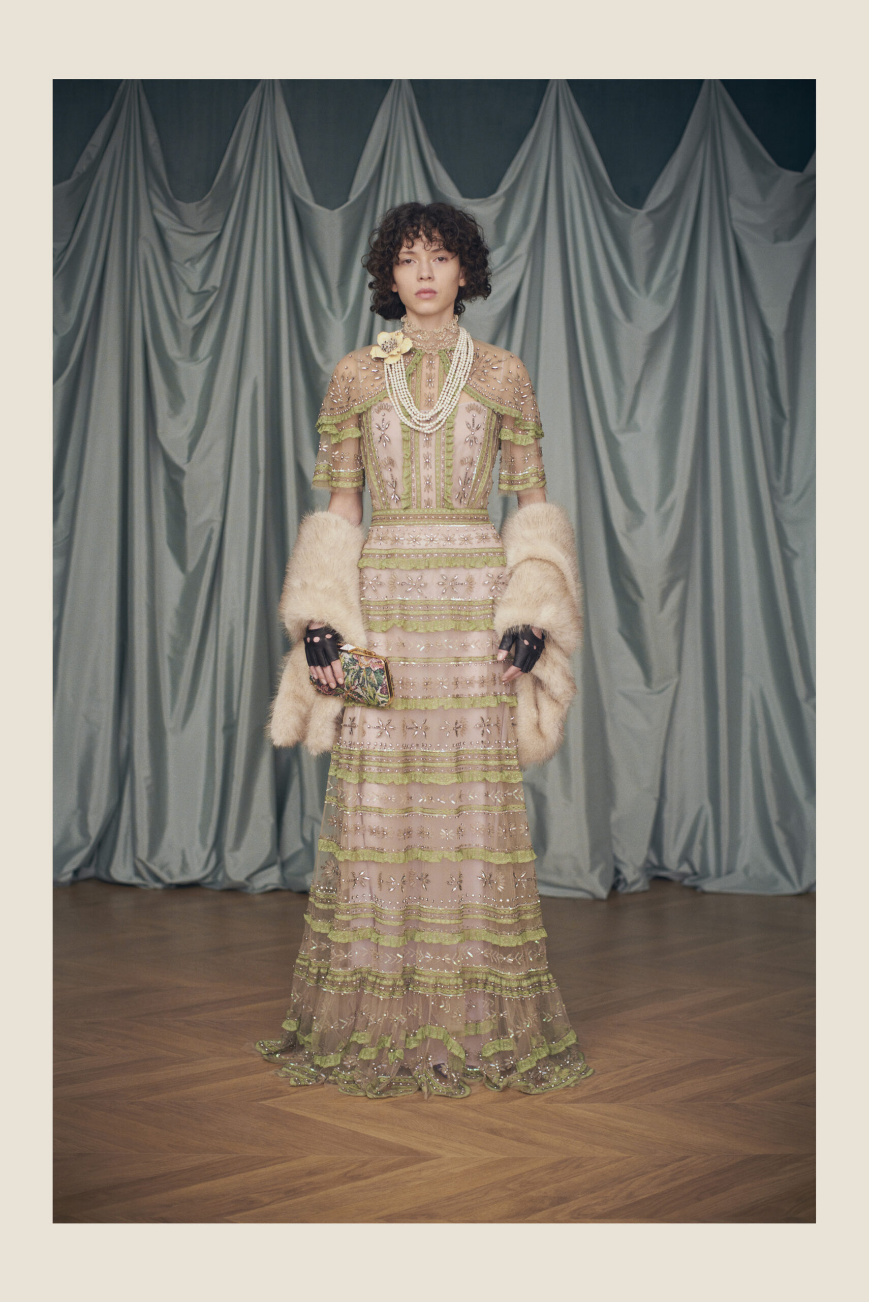 Ο Alessandro Michele εκπλήσσει το κοινό με την πρώτη του Resort 2025 collection για τον Valentino-5
