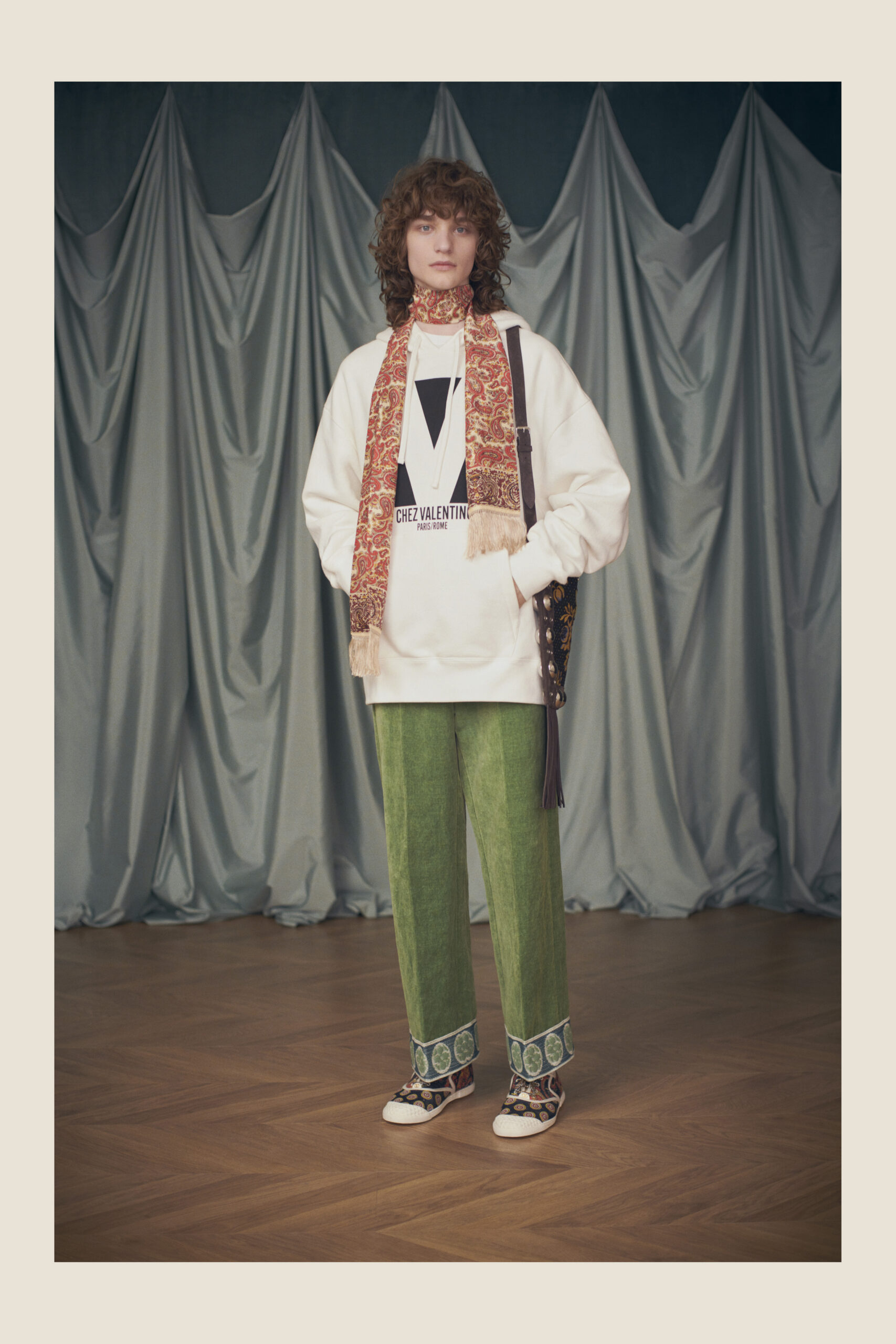 Ο Alessandro Michele εκπλήσσει το κοινό με την πρώτη του Resort 2025 collection για τον Valentino-7