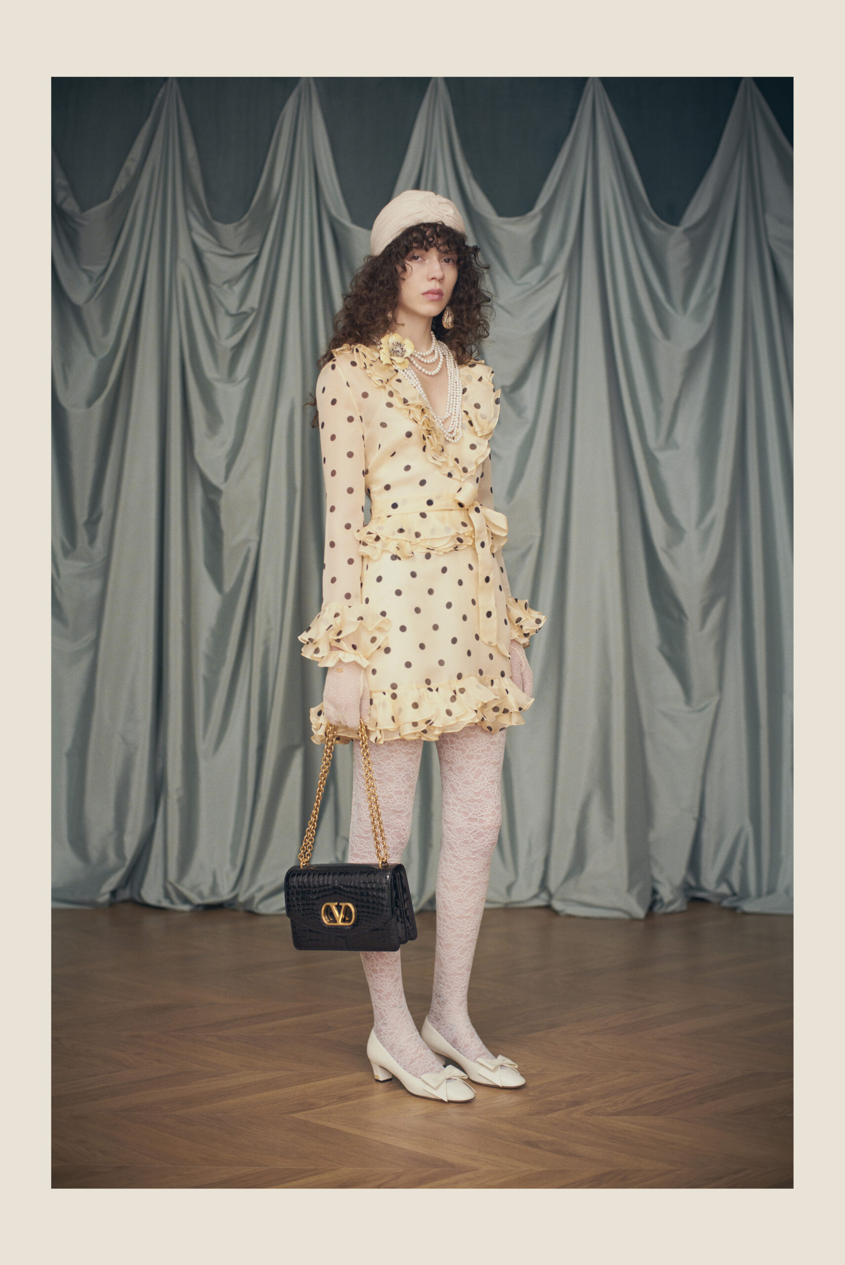 Ο Alessandro Michele εκπλήσσει το κοινό με την πρώτη του Resort 2025 collection για τον Valentino-9