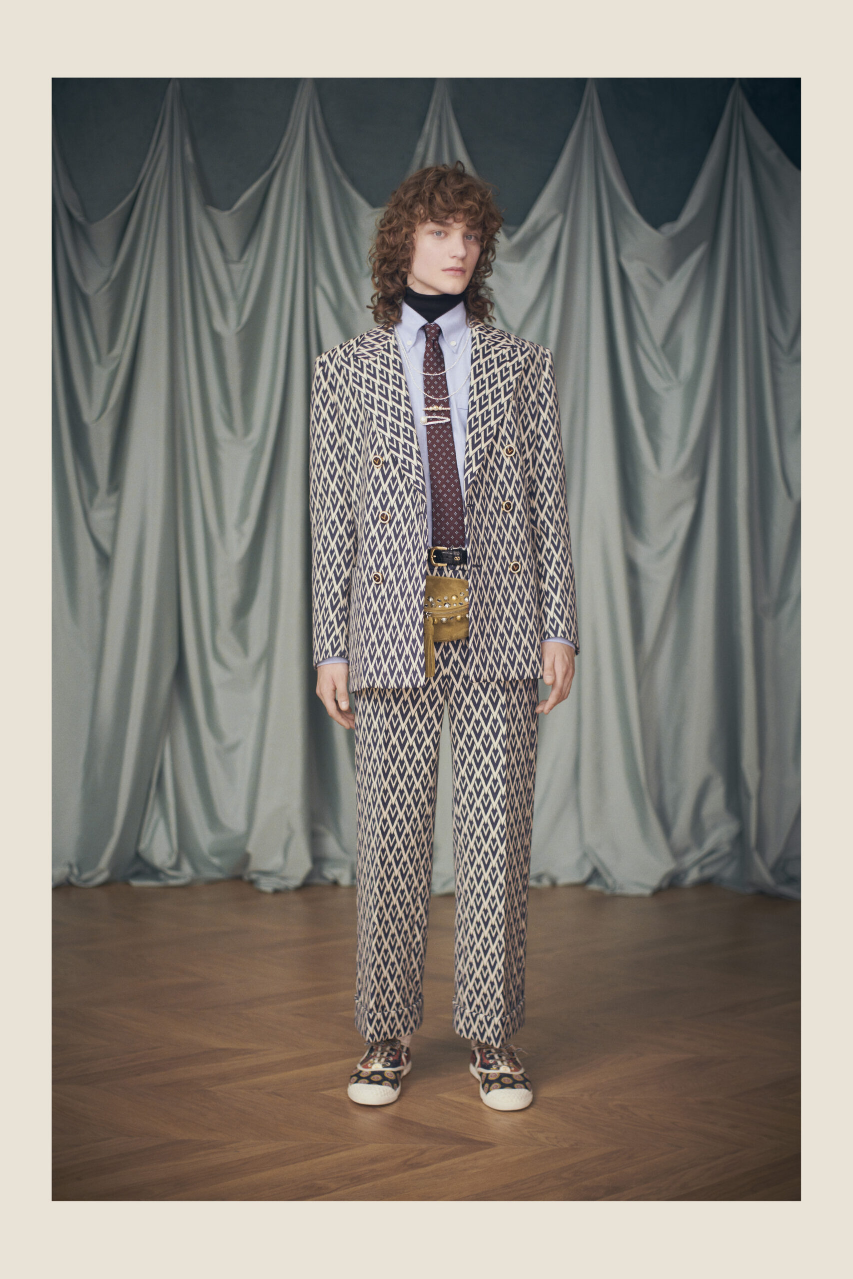 Ο Alessandro Michele εκπλήσσει το κοινό με την πρώτη του Resort 2025 collection για τον Valentino-16