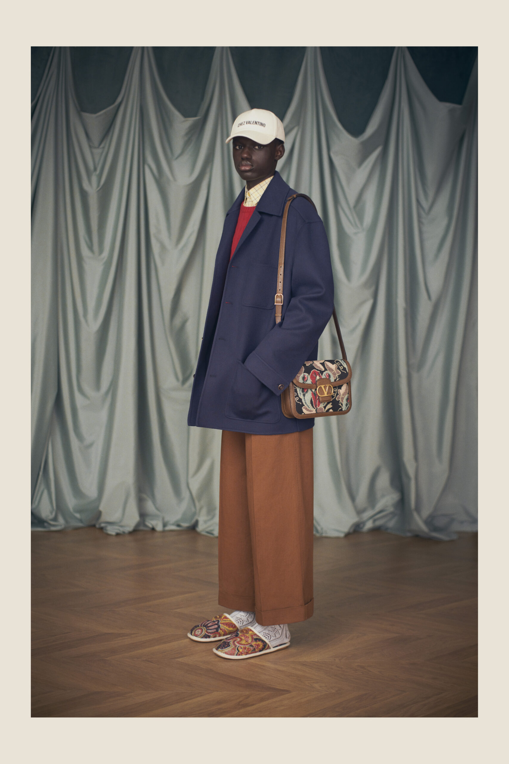 Ο Alessandro Michele εκπλήσσει το κοινό με την πρώτη του Resort 2025 collection για τον Valentino-27