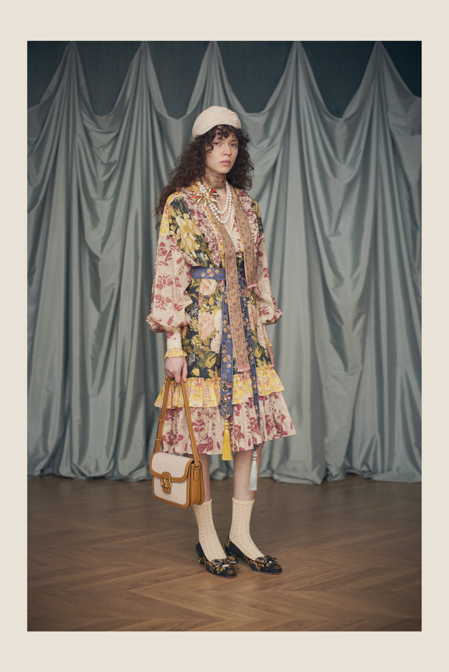Ο Alessandro Michele εκπλήσσει το κοινό με την πρώτη του Resort 2025 collection για τον Valentino-23