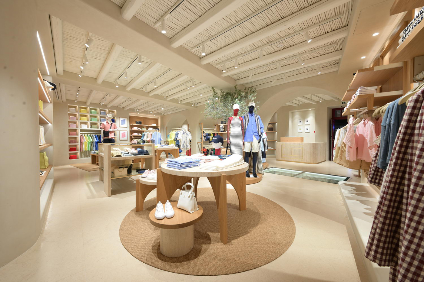 Ο Tommy Hilfiger ταξίδεψε στη Μύκονο για το opening της boutique του και μίλησε στη Vogue για την συνταγή της επιτυχίας του-4