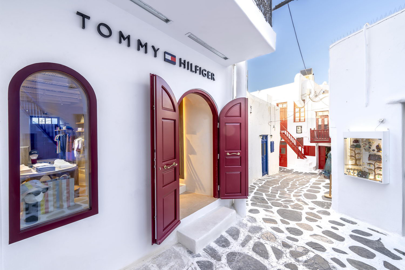 Ο Tommy Hilfiger ταξίδεψε στη Μύκονο για το opening της boutique του και μίλησε στη Vogue για την συνταγή της επιτυχίας του-1