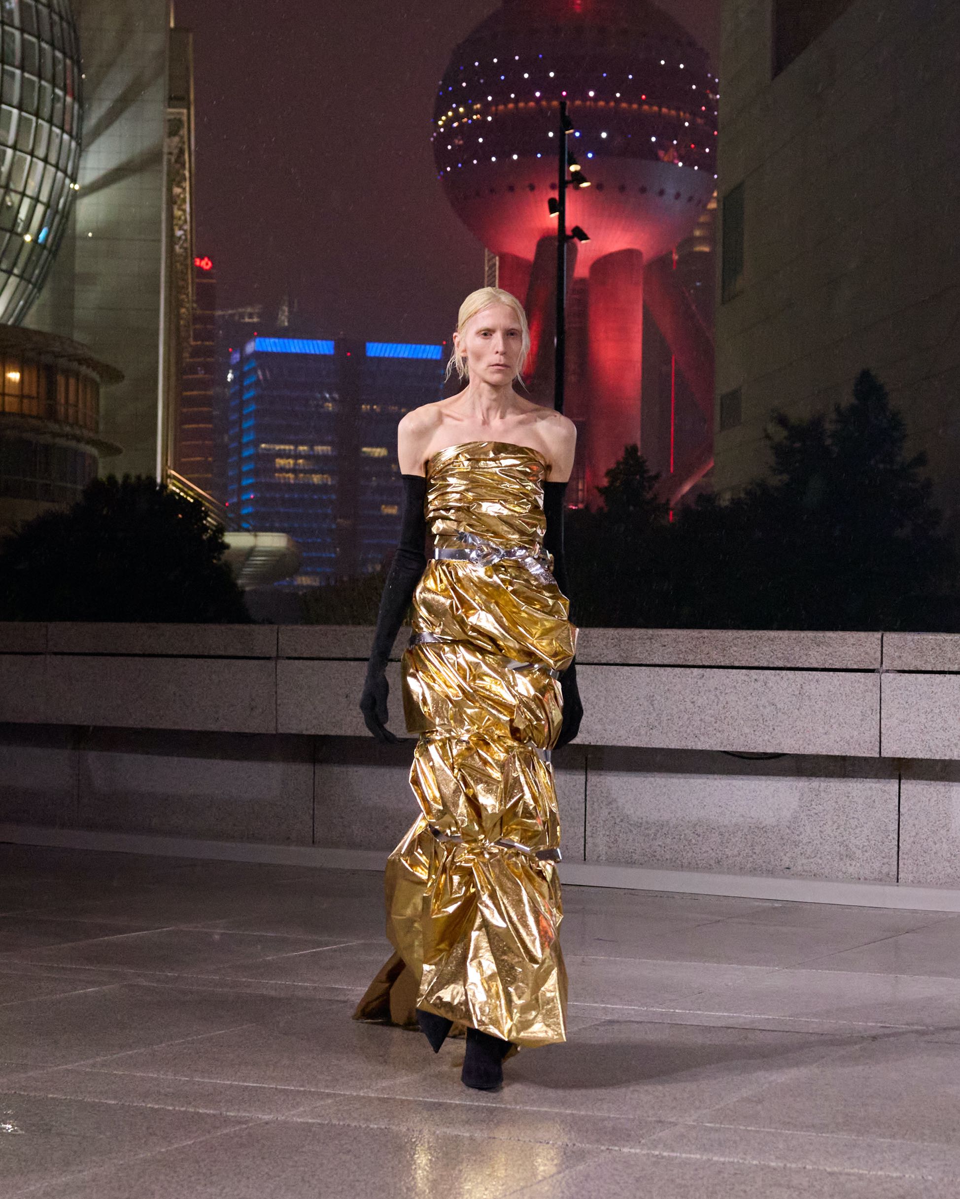 Balenciaga Spring 2025: Ο Demna ταξιδεύει τον οίκο στη Σαγκάη-3