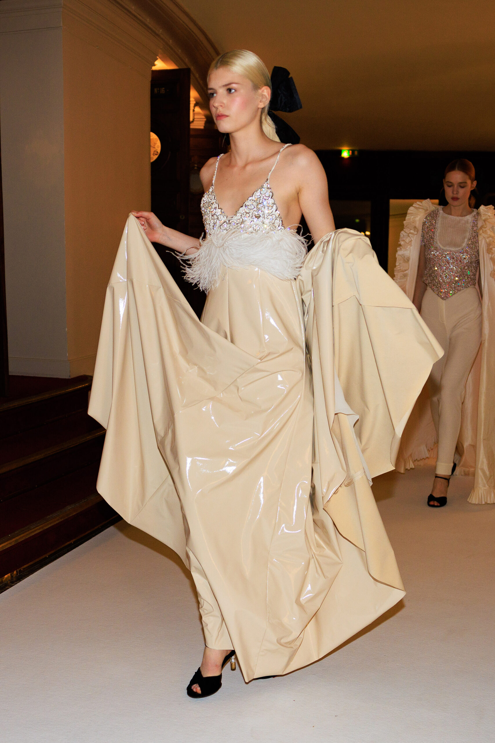 Chanel Haute Couture Φθινόπωρο/Χειμώνας 2024-25: Ένα πρωινό στην Όπερα-11