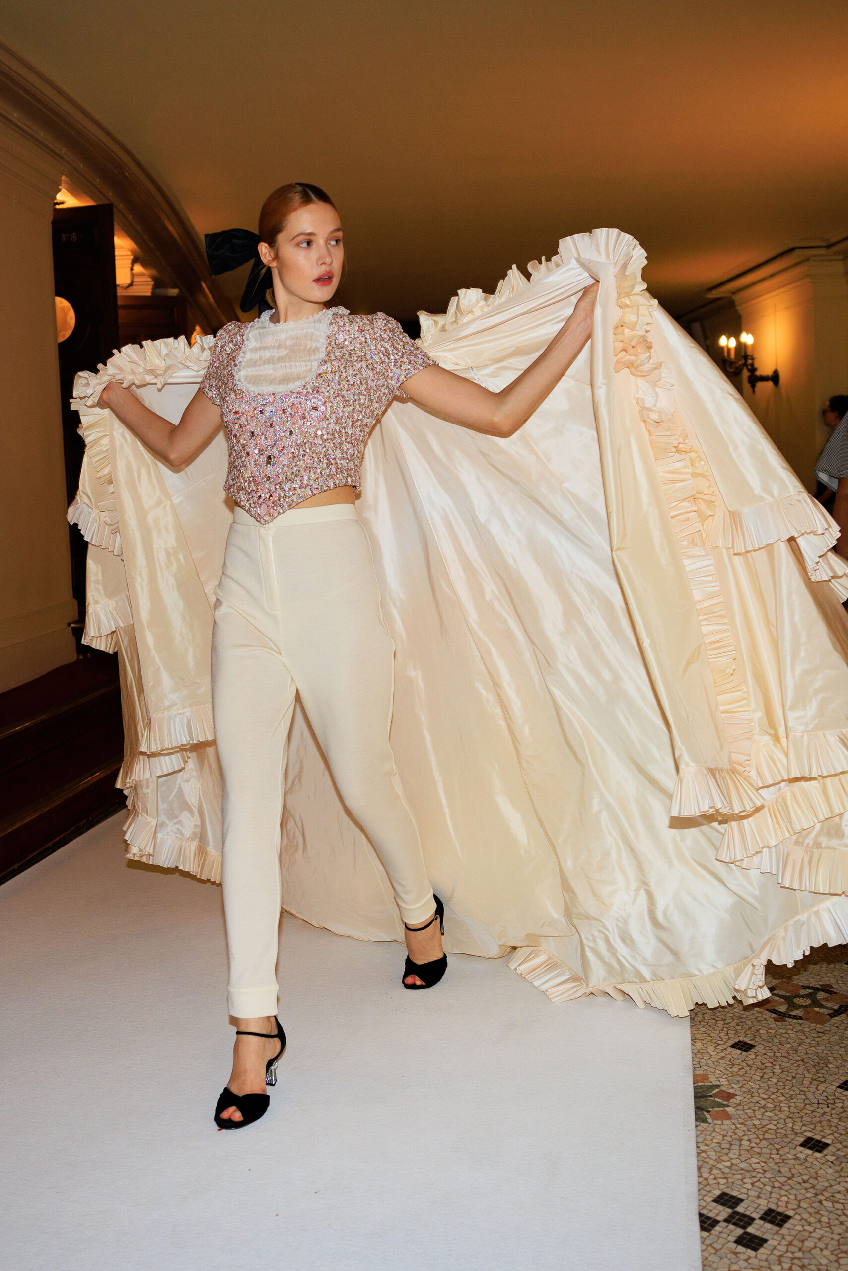 Chanel Haute Couture Φθινόπωρο/Χειμώνας 2024-25: Ένα πρωινό στην Όπερα-10