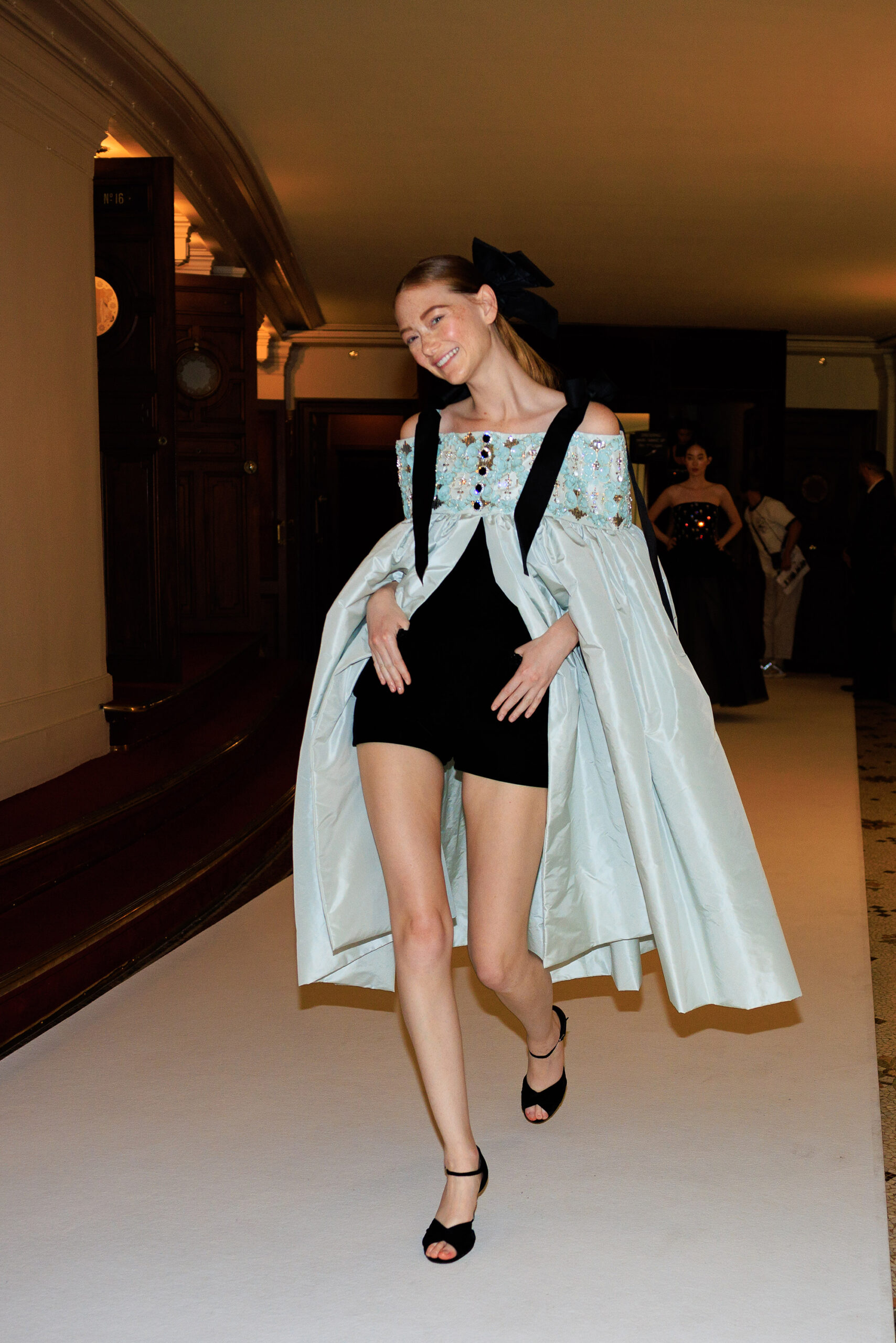 Chanel Haute Couture Φθινόπωρο/Χειμώνας 2024-25: Ένα πρωινό στην Όπερα-9