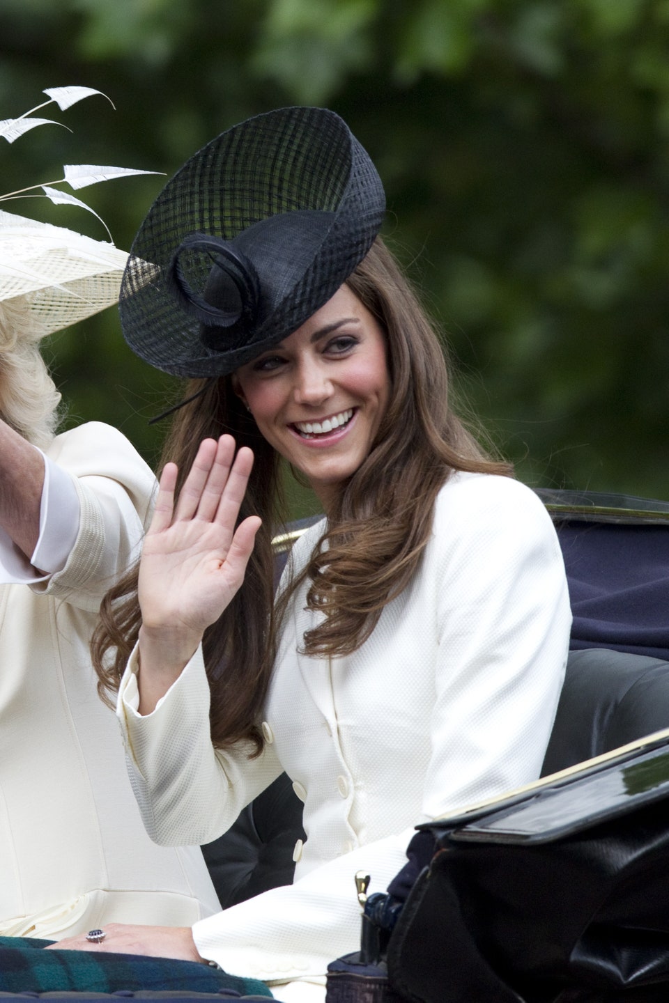 Η Kate Middleton επέστρεψε στις δημόσιες εμφανίσεις με black & white και πέρλες-1