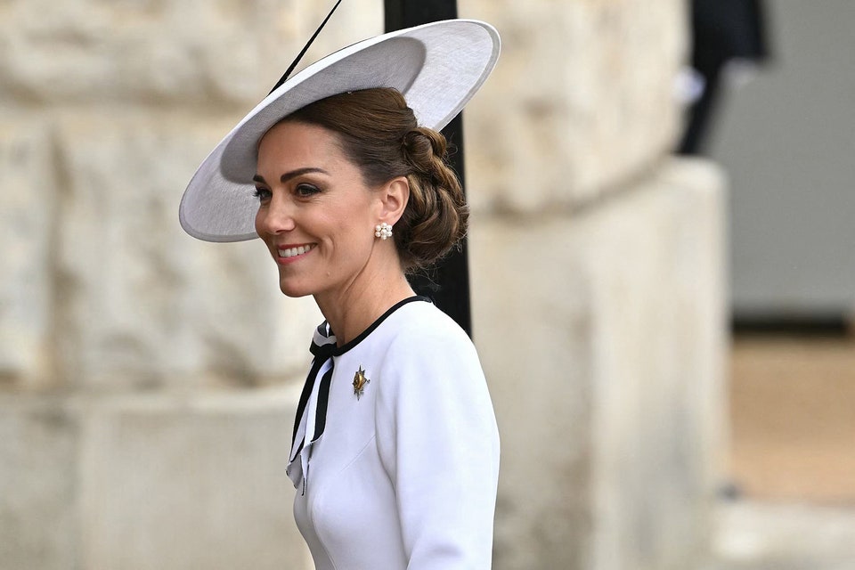 Η Kate Middleton επέστρεψε στις δημόσιες εμφανίσεις με black & white και πέρλες-2