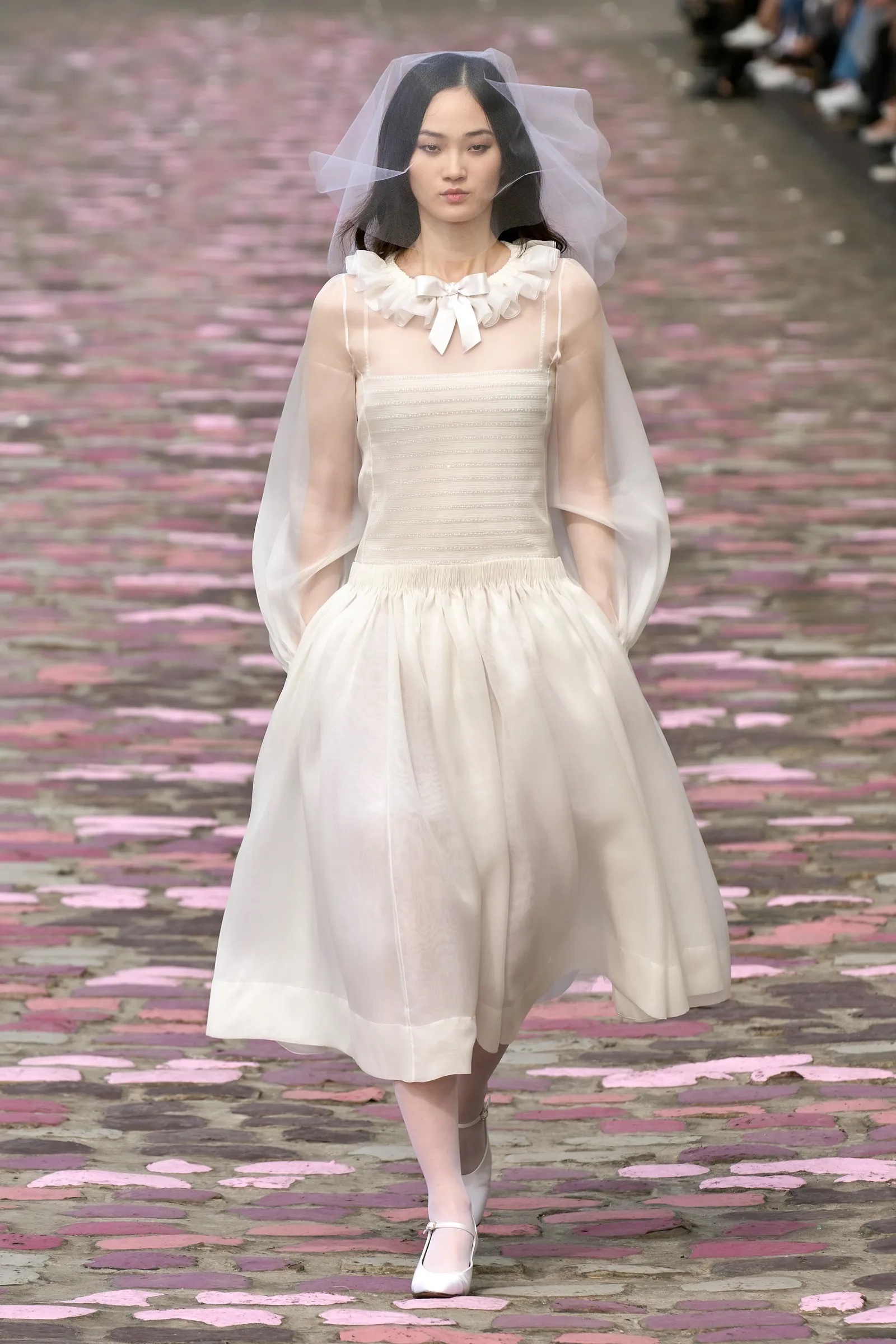 Keira Knightley: To εντυπωσιακό bridal look στο Chanel FW24-25 couture show-2