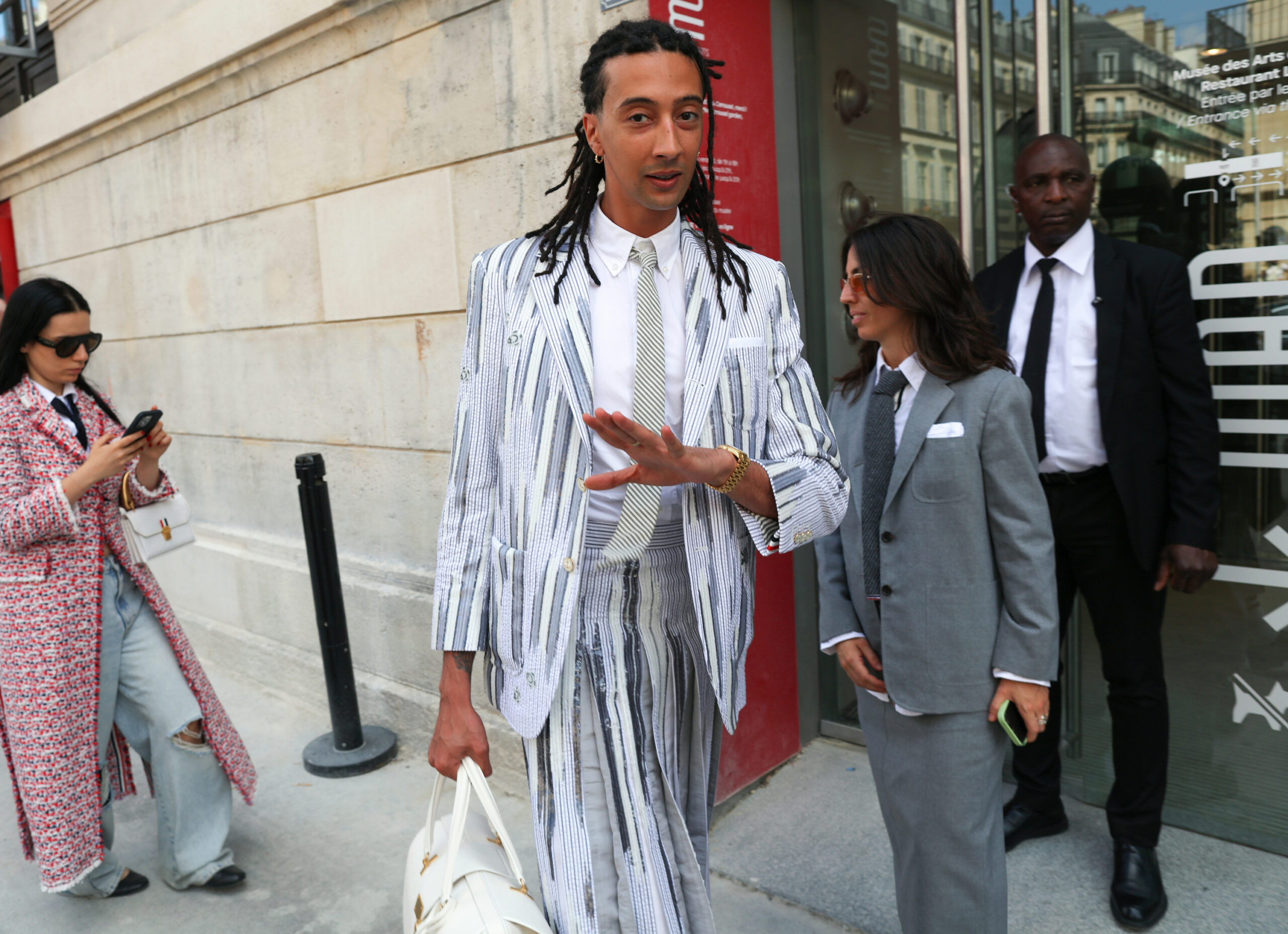 Τι φορούν τώρα στο Παρίσι; Τα ωραιότερα street style looks-23