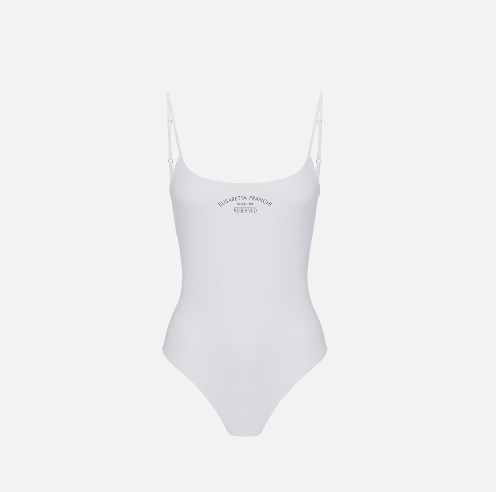 6 beach essentials που θα ορίσουν τις stylish εμφανίσεις στην παραλία-4