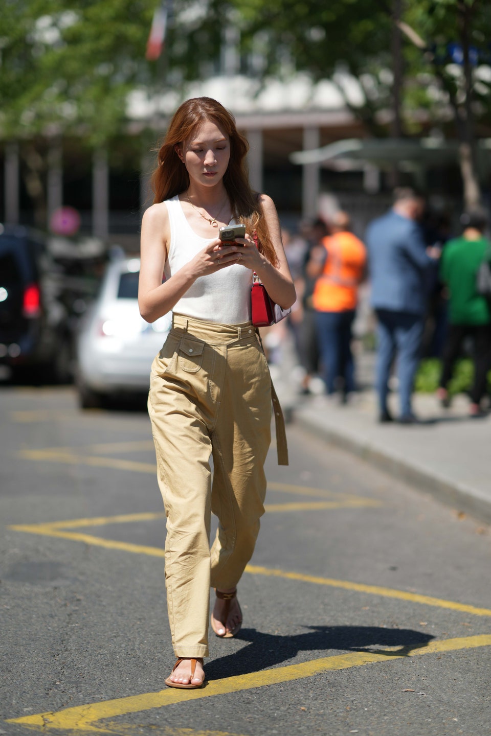 Μπεζ παντελόνι και λευκό tank top: Το πιο απλό old money look για το καλοκαίρι-1