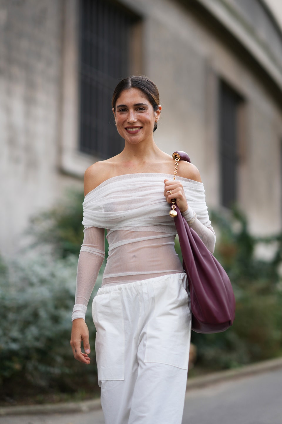 Off-Shoulder τοπ: Με ποια παντελόνια θα το συνδυάσετε για θηλυκά και cool looks-1