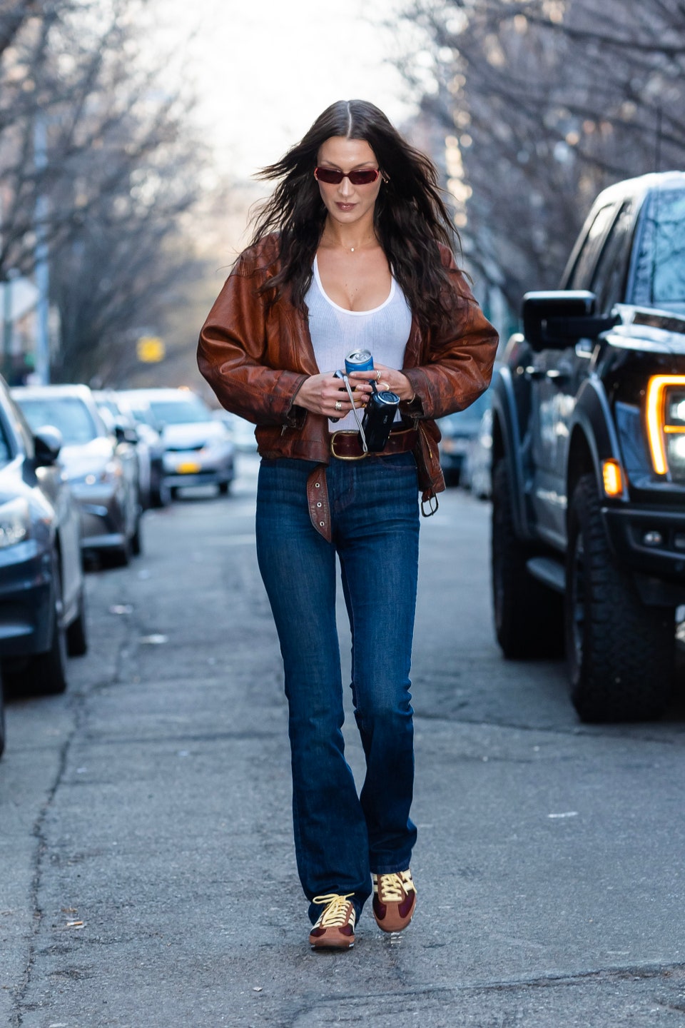Αντίο Samba, η Bella Hadid φορά τα sneakers που θα βλέπουμε παντού το φθινόπωρο-2