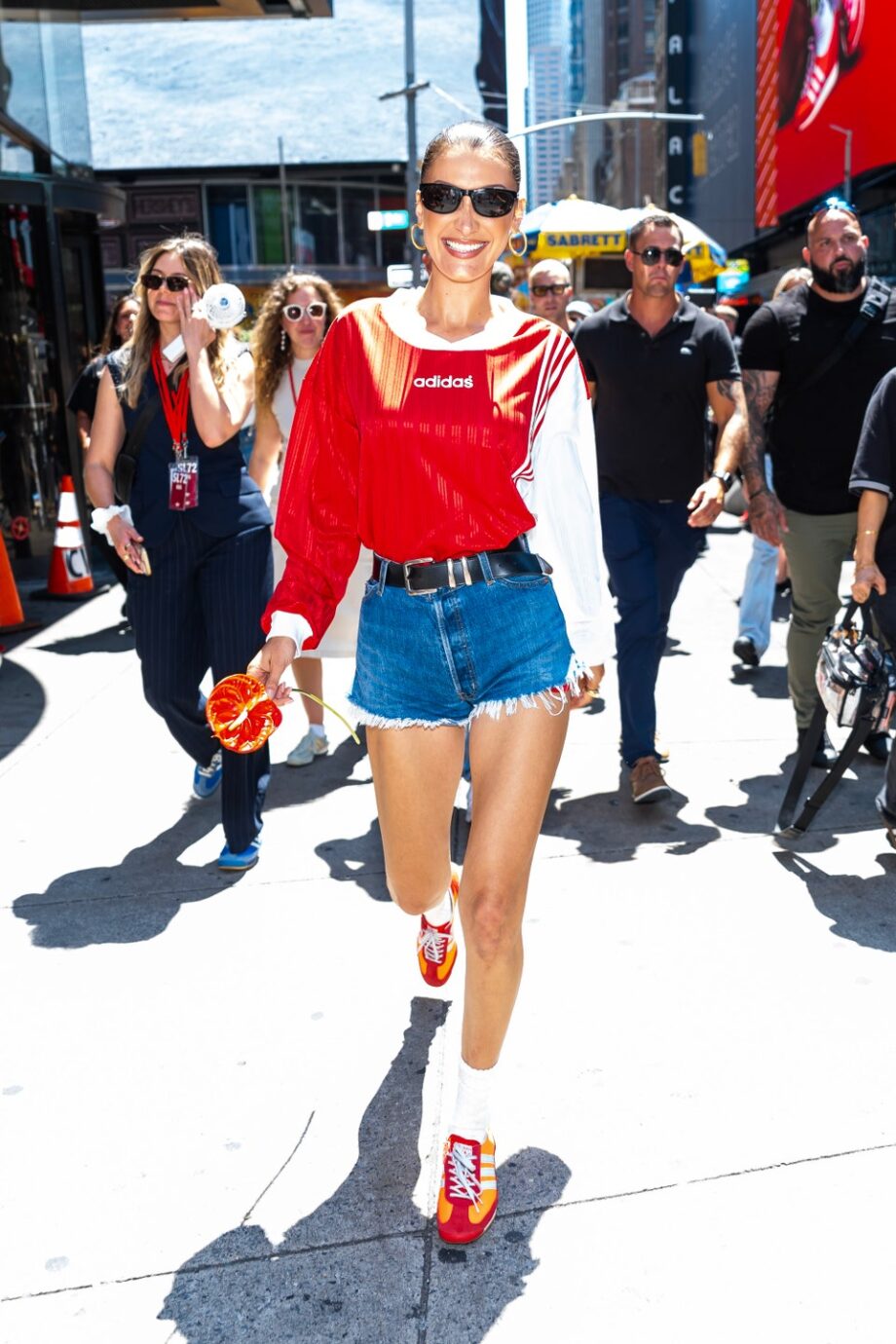 αντίο-samba-η-bella-hadid-φορά-τα-sneakers-που-θα-βλέπουμε-πα-324632