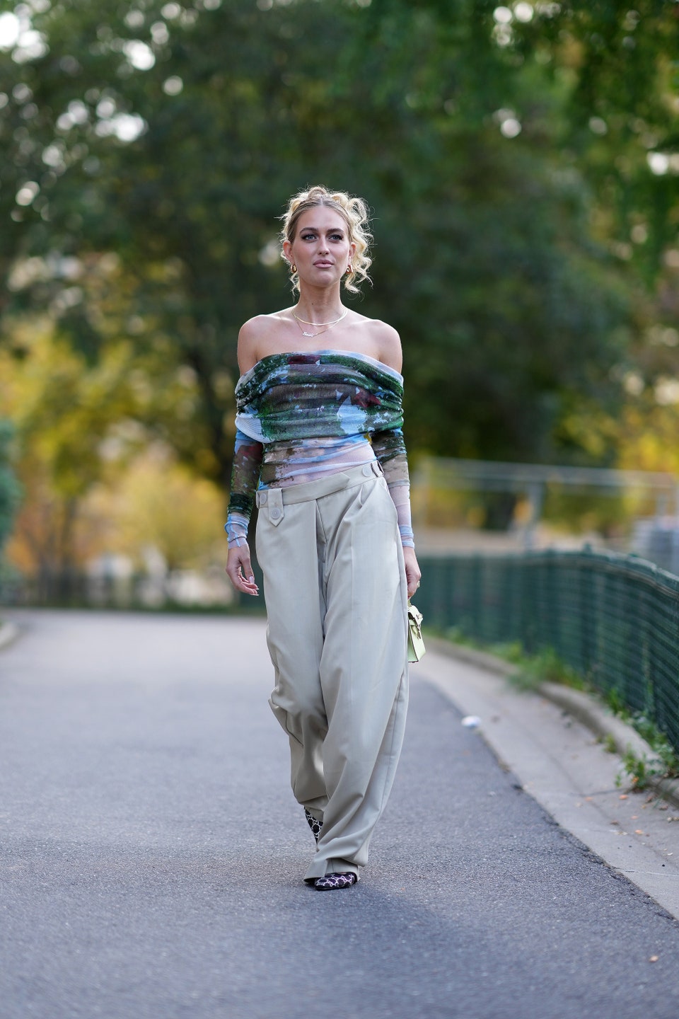 Off-Shoulder τοπ: Με ποια παντελόνια θα το συνδυάσετε για θηλυκά και cool looks-4