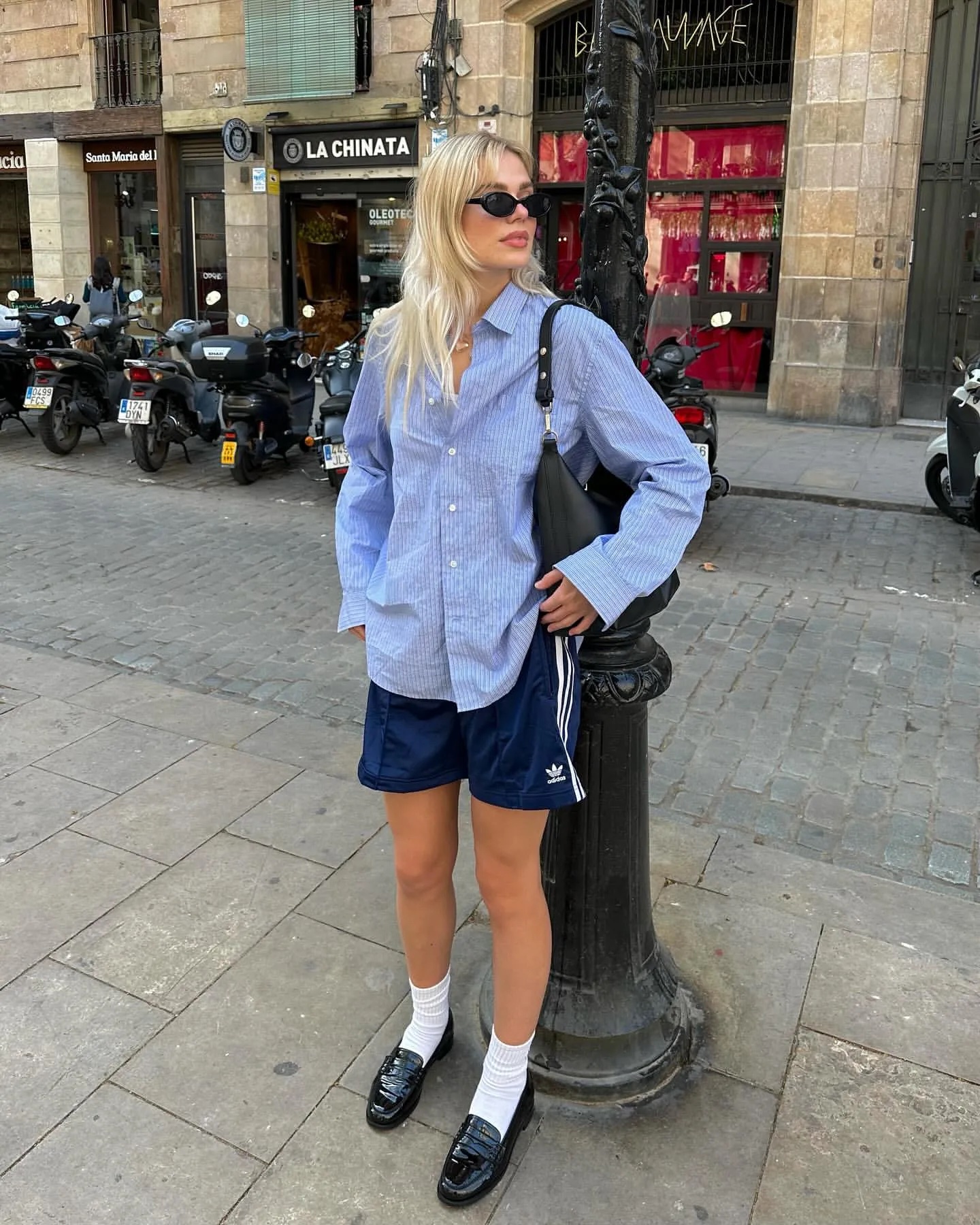 Adidas σορτς και loafers: Οι τοπ συνδυασμοί για τώρα και το φθινόπωρο-1