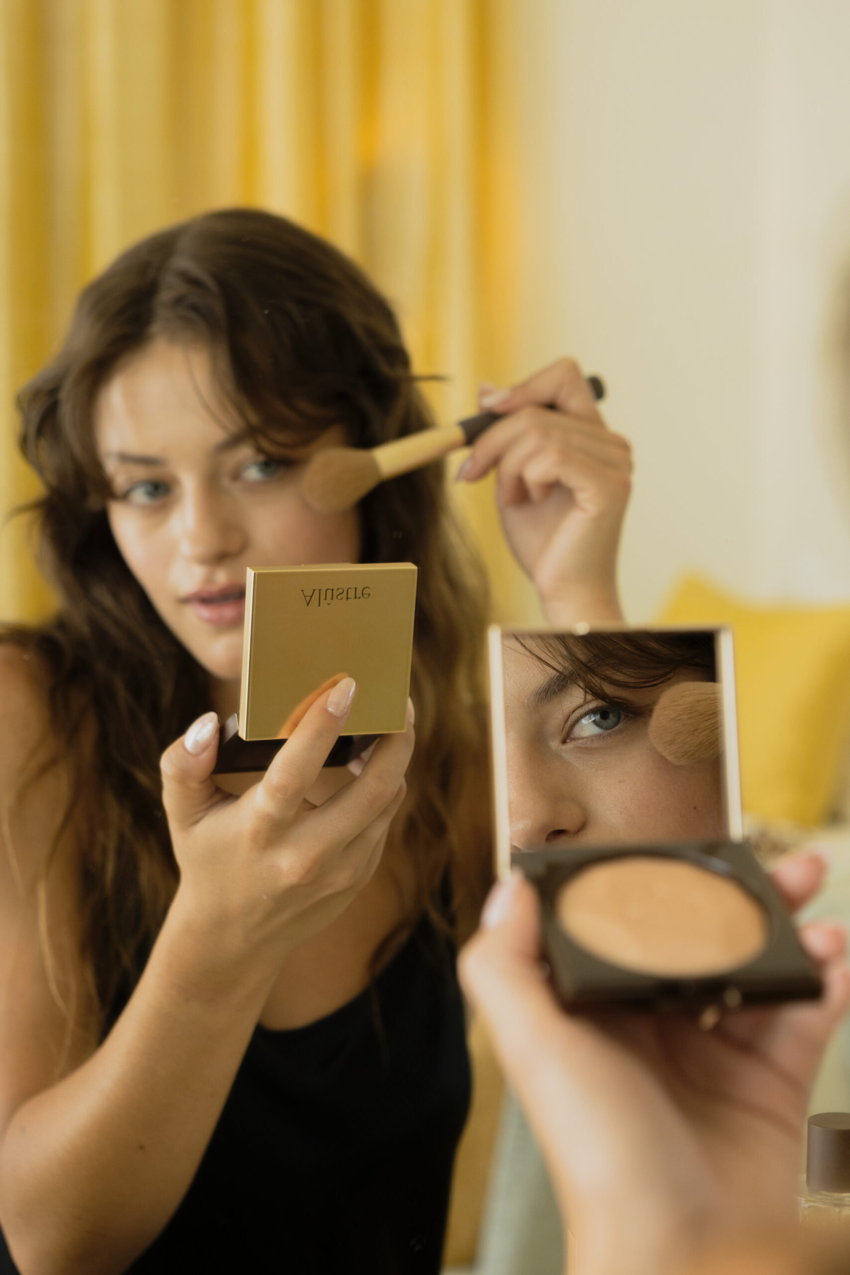 Vogue x Alûstre: Η Gaia Merkouri δημιουργεί το πιο καλοκαιρινό μακιγιάζ για date nights-1