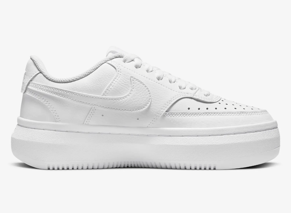 Sneakers και λευκό τζιν: Ο back to school συνδυασμός-12