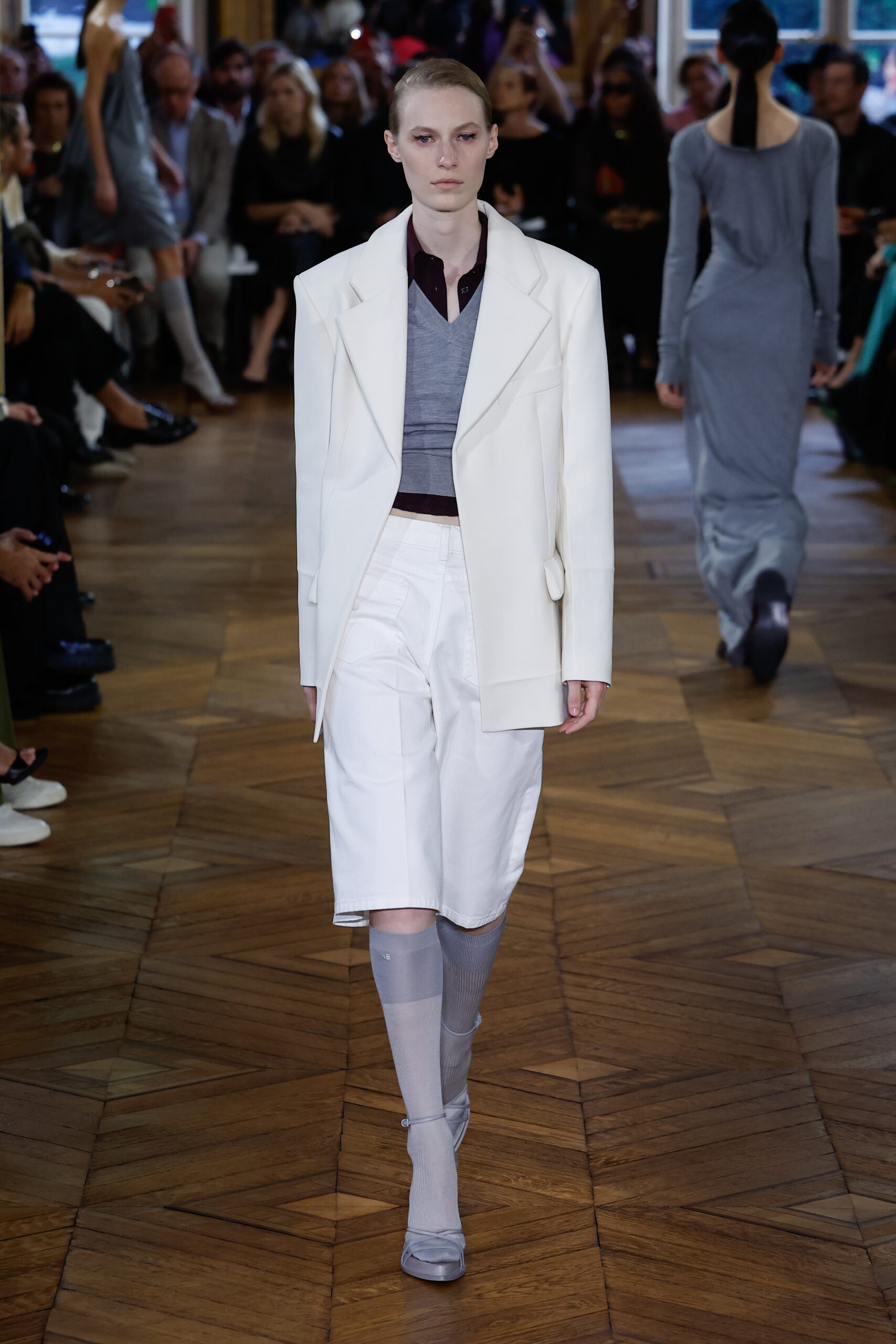 Λευκή βερμούδα: To urban cool trend για την επιστροφή από τις διακοπές-2