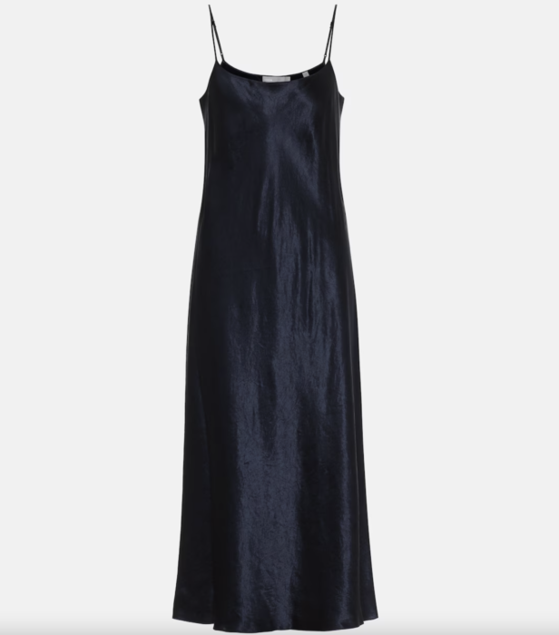 Slip dress over shirt: 5 φορέματα και τοπ για τον συνδυασμό της σεζόν-3