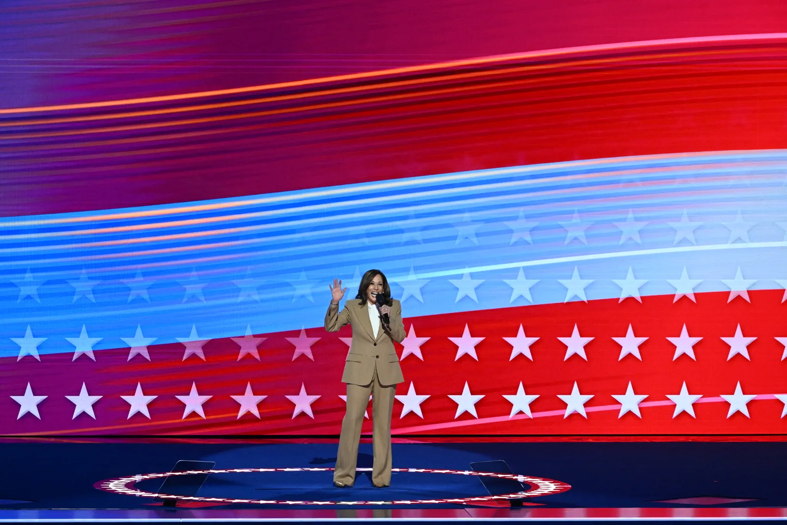 Πρέπει να ασχολούμαστε όντως με το στυλ της Kamala Harris;-2