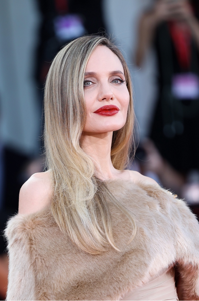 Φεστιβάλ Βενετίας: Η Angelina Jolie αναβιώνει το στυλ της Maria Callas και η Vogue έχει όλες τις λεπτομέρειες για το look της-2