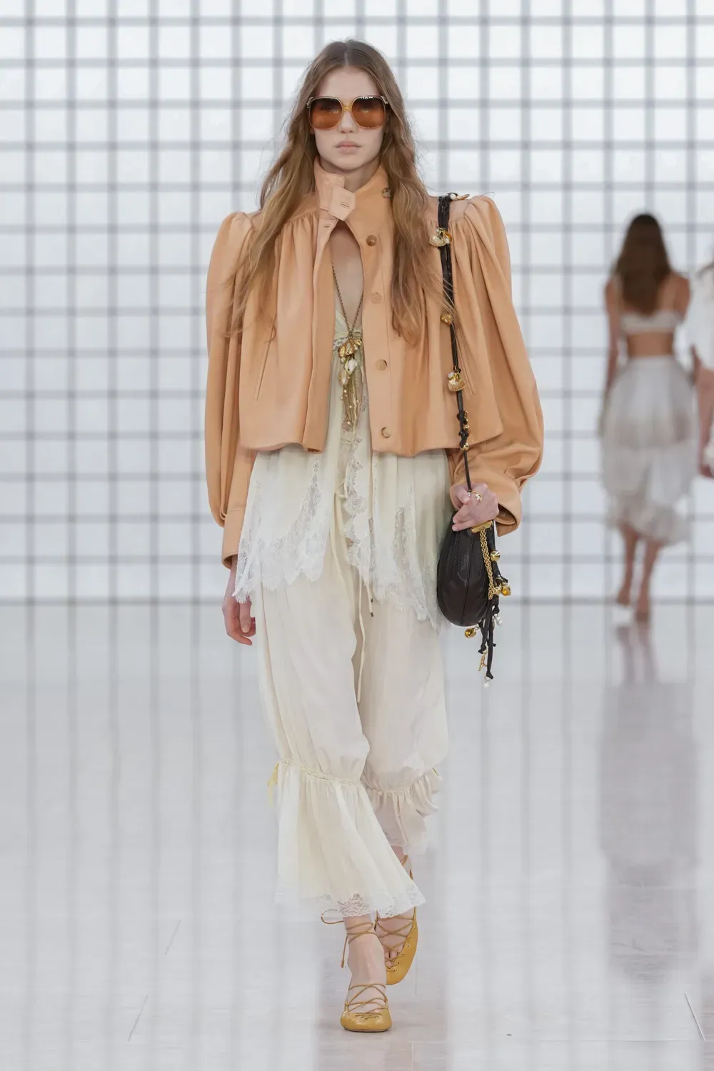 To show της Chloé για την άνοιξη-καλοκαίρι 2025 σε 6 key points-5