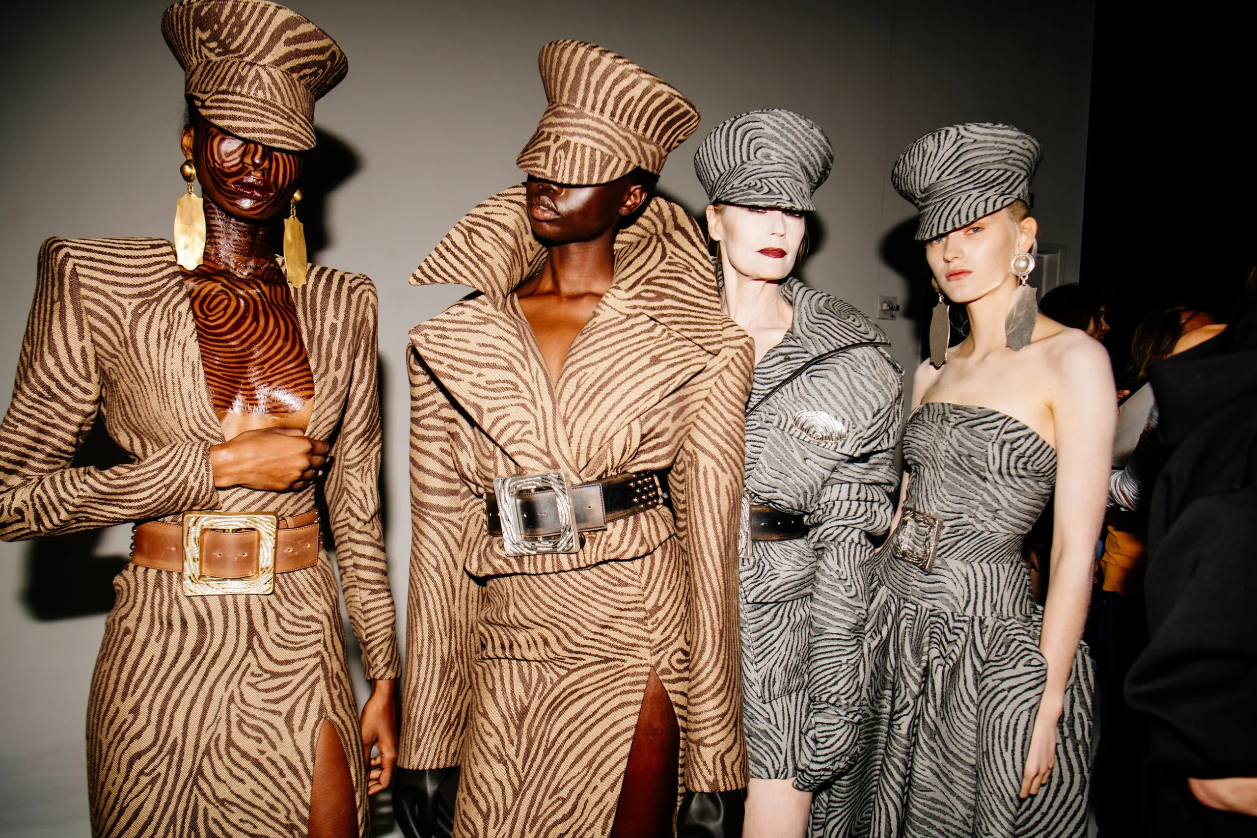 Εβδομάδα Μόδας Νέας Υόρκης SS25: Οι κορυφαίες backstage στιγμές-21