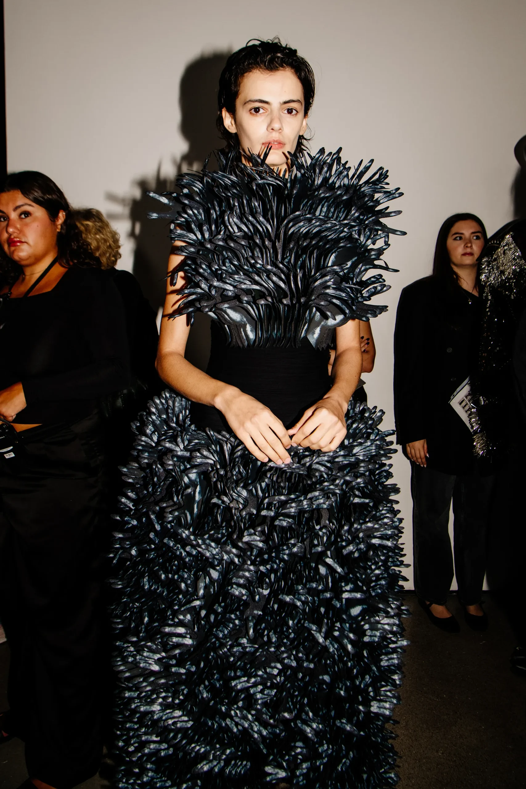 Εβδομάδα Μόδας Νέας Υόρκης SS25: Οι κορυφαίες backstage στιγμές-25