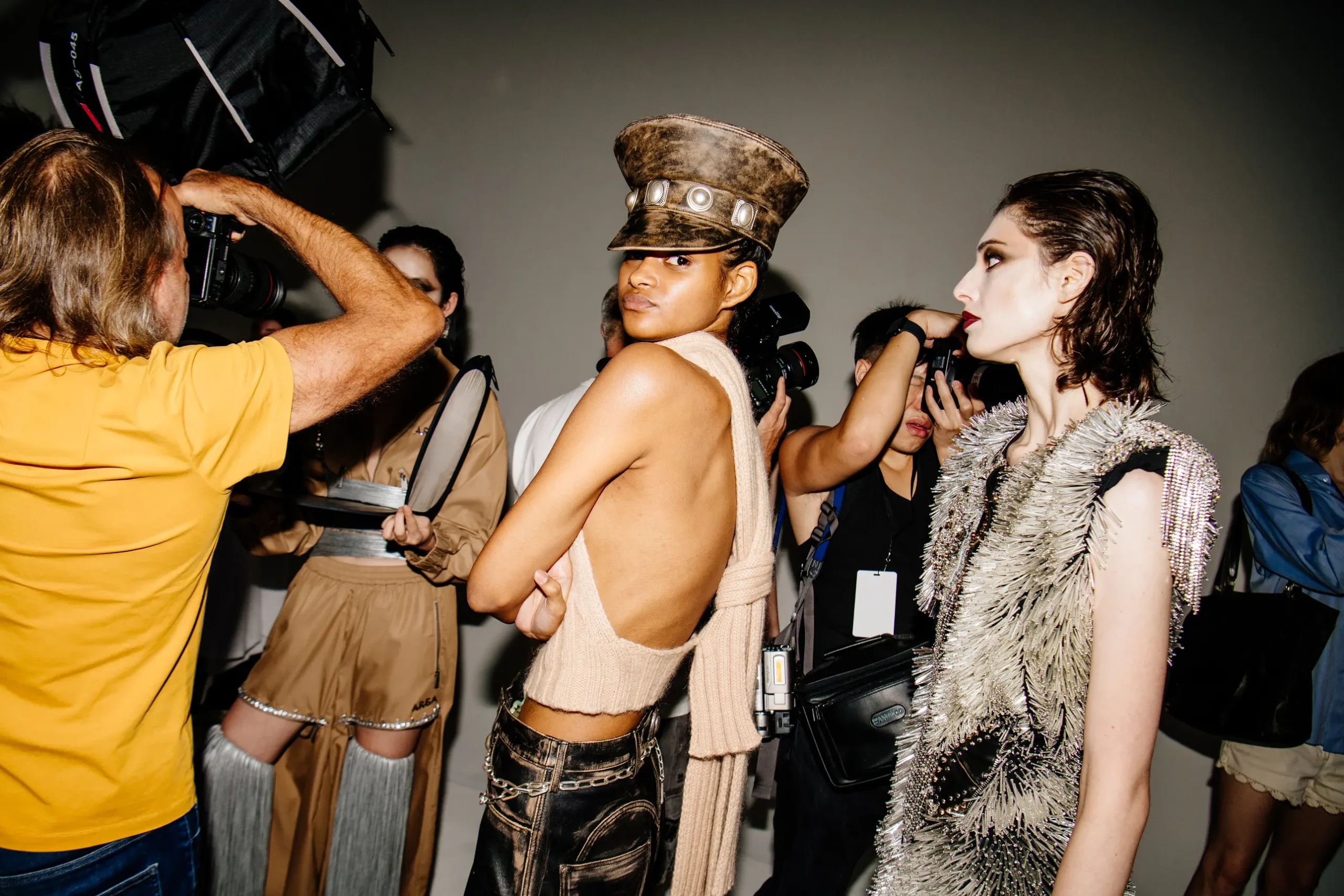 Εβδομάδα Μόδας Νέας Υόρκης SS25: Οι κορυφαίες backstage στιγμές-17