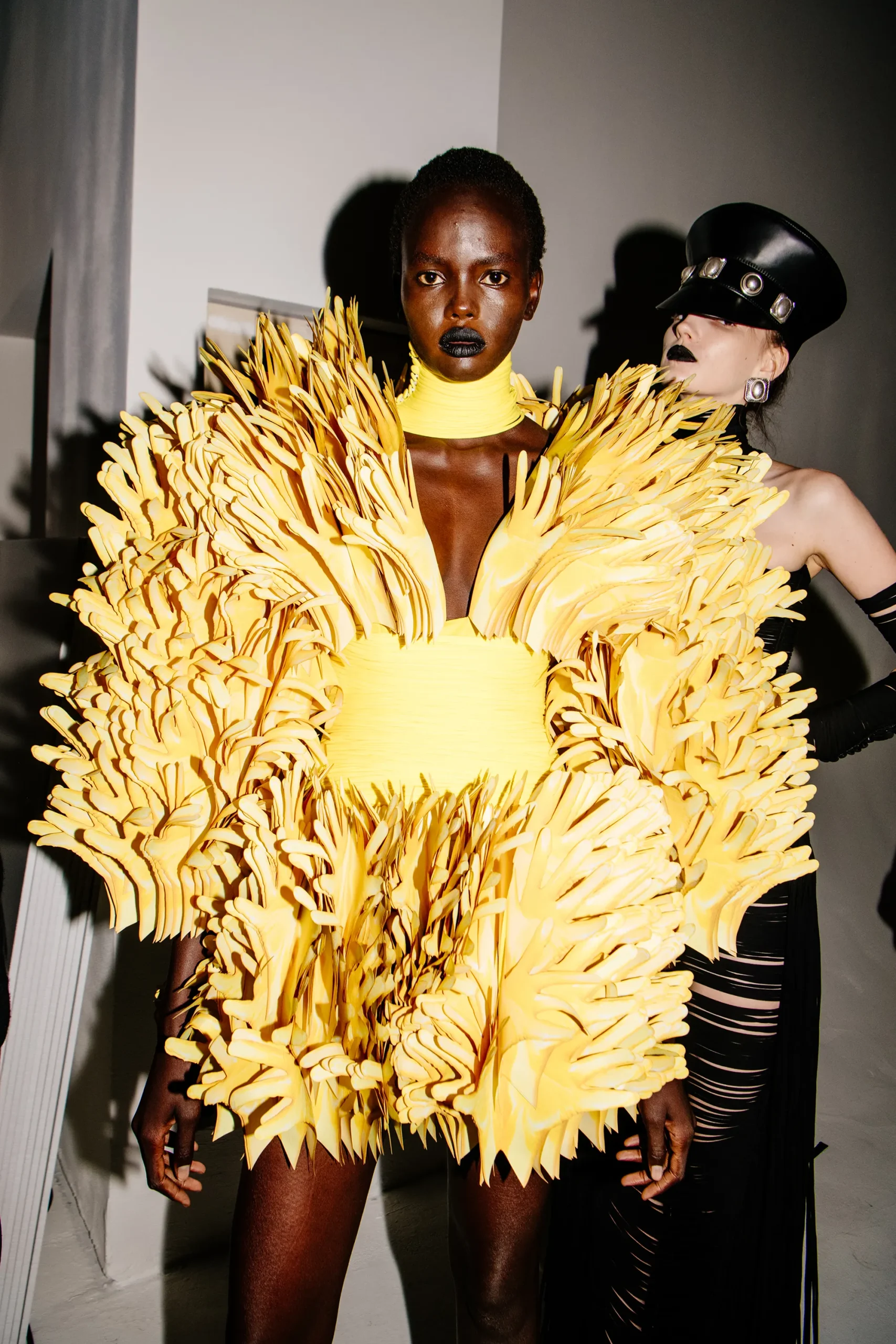 Εβδομάδα Μόδας Νέας Υόρκης SS25: Οι κορυφαίες backstage στιγμές-19