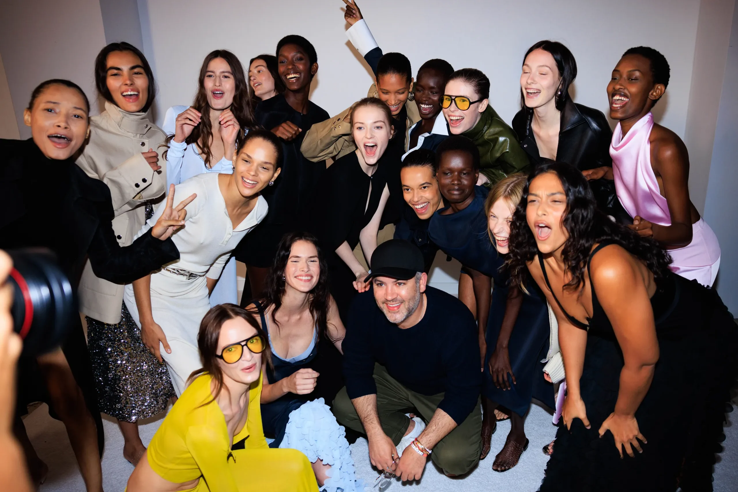 Εβδομάδα Μόδας Νέας Υόρκης SS25: Οι κορυφαίες backstage στιγμές-26