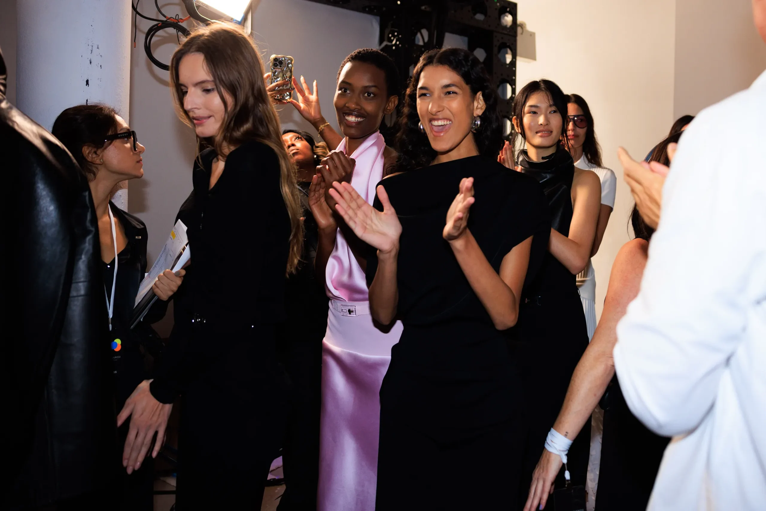 Εβδομάδα Μόδας Νέας Υόρκης SS25: Οι κορυφαίες backstage στιγμές-34