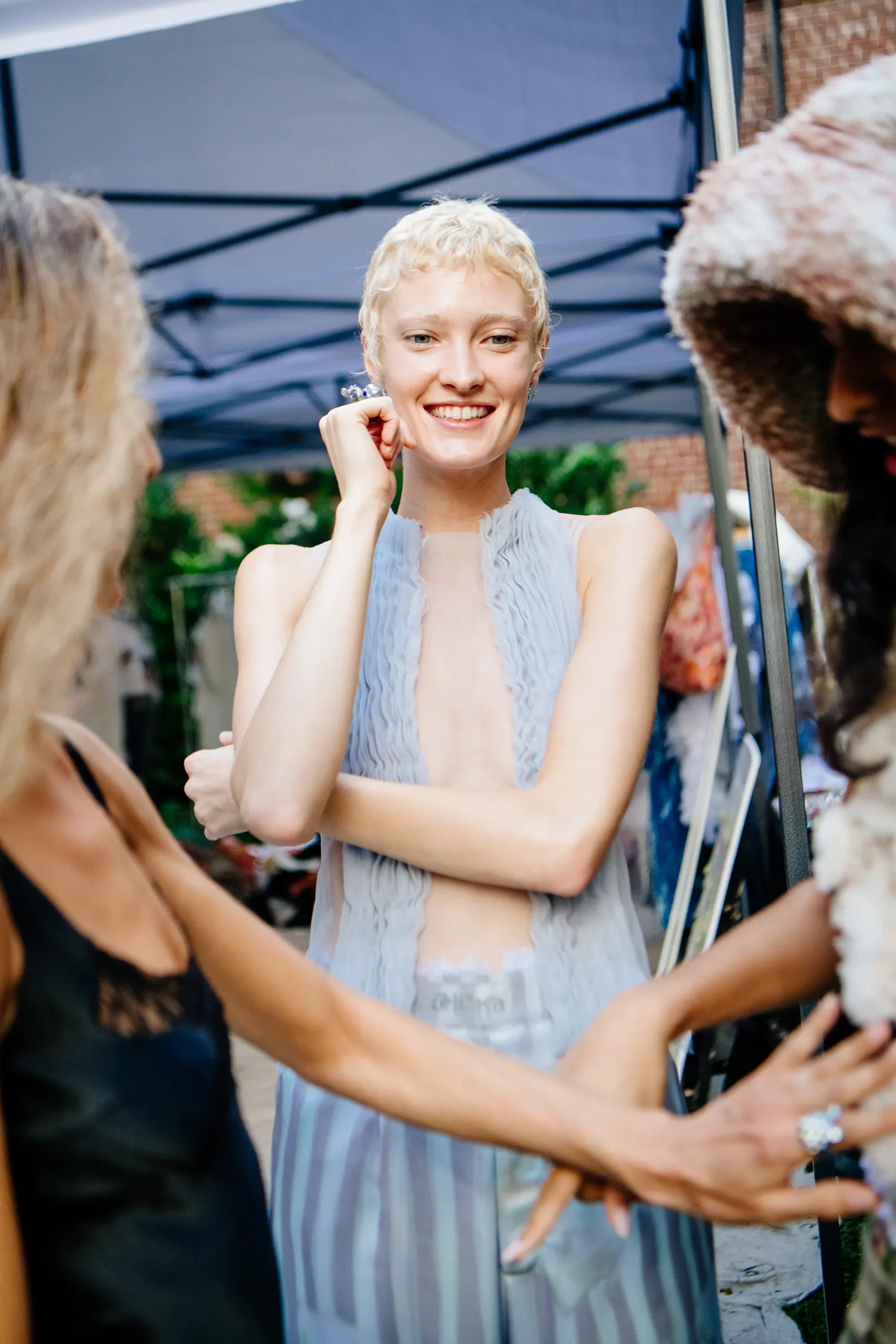 Εβδομάδα Μόδας Νέας Υόρκης SS25: Οι κορυφαίες backstage στιγμές-35