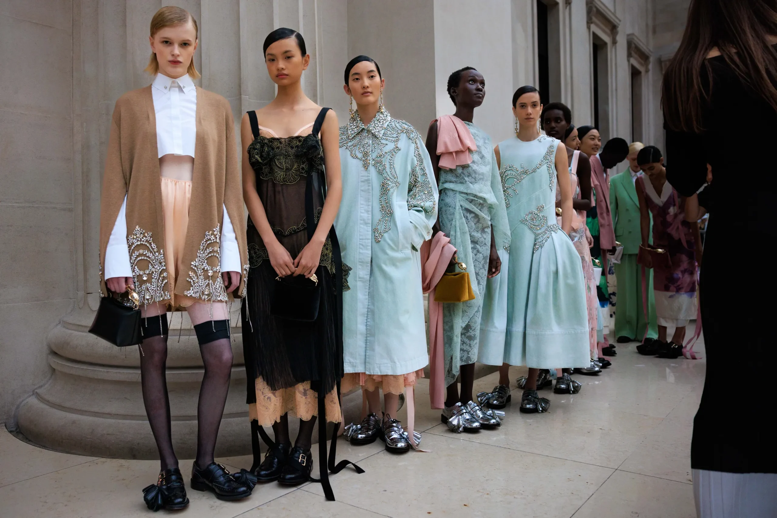 Εβδομάδα Μόδας Λονδίνου SS25:Οι κορυφαίες backstage στιγμές-4