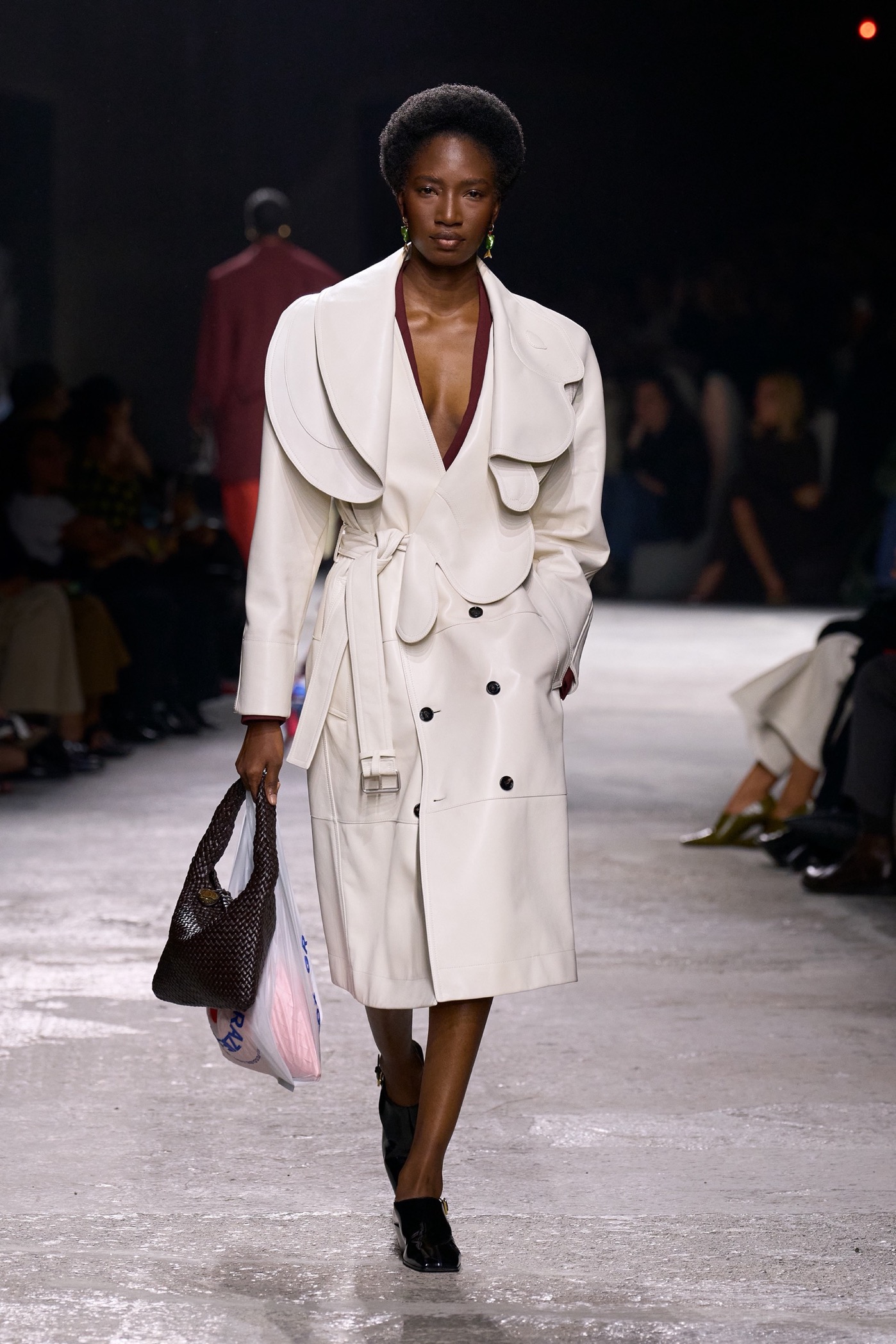 Bottega Veneta SS25: Ένα σόου για τα παιδιά που δεν μεγαλώνουν ποτέ-2
