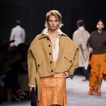 bottega-veneta-ss25-ένα-σόου-για-τα-παιδιά-που-δεν-μεγα-332066